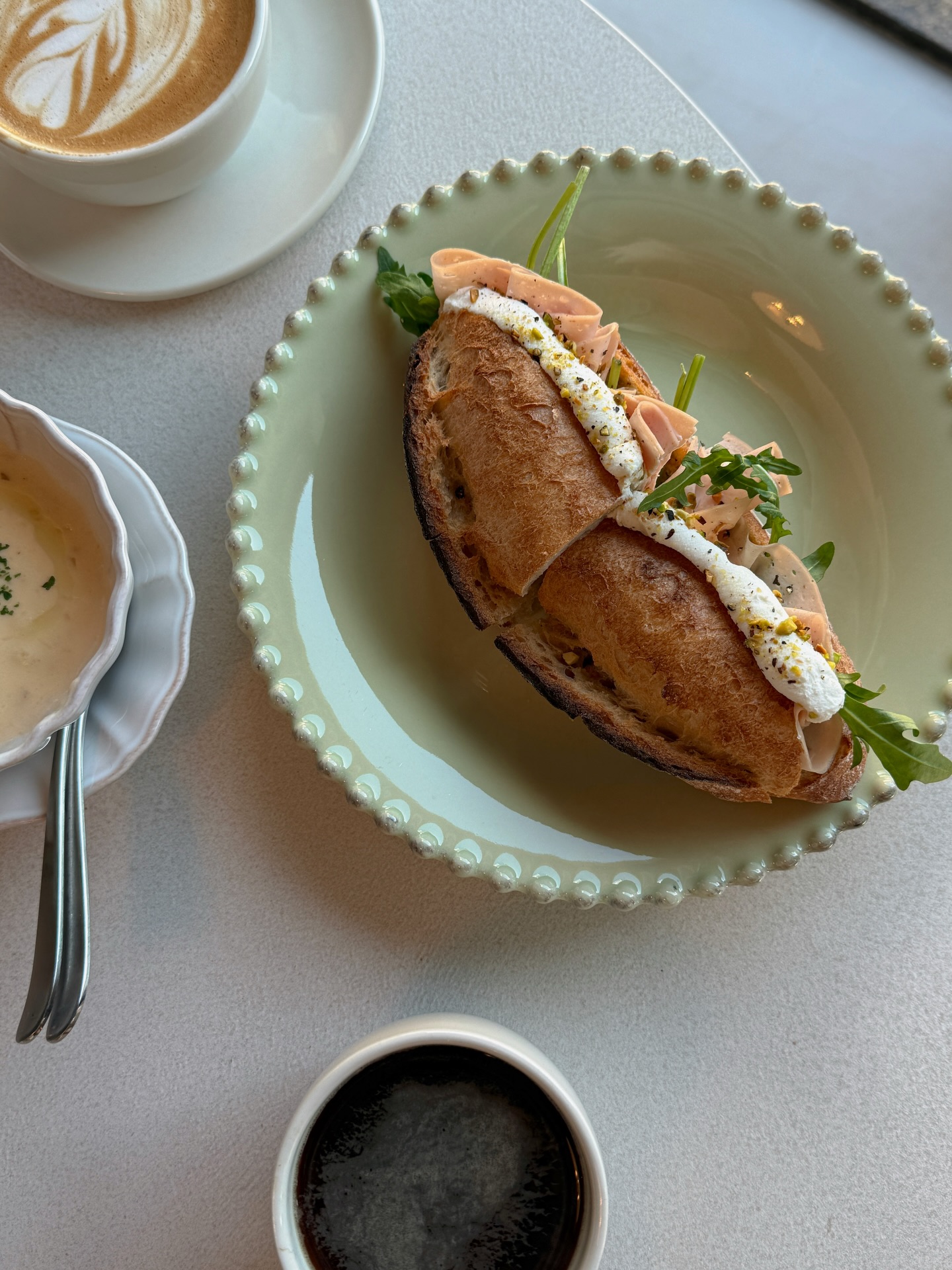 몸 좀 추스리고 좋은 계절 지나기전 사랑하는 사람들 만나기 💛✨ 너무 멋진곳들이 많은데 몸이 하나라 나 조금 슬포 🫥 + 장소 문의가 많아 정보도 정리해둘께요! ♥️

1-3 바게티 @bagetti__ 
한강대로40길 55

4-9 레망도레 광화문 @cafe.lesmainsdorees 
무교로 17 1-3층

10-12 포이브하우스 @forevehouse 
언주로157길 21 

13-20 로얄다이닝 x 안단테데이어리
@royalounge_ @andantedairykorea 
논현로 709 로얄라운지