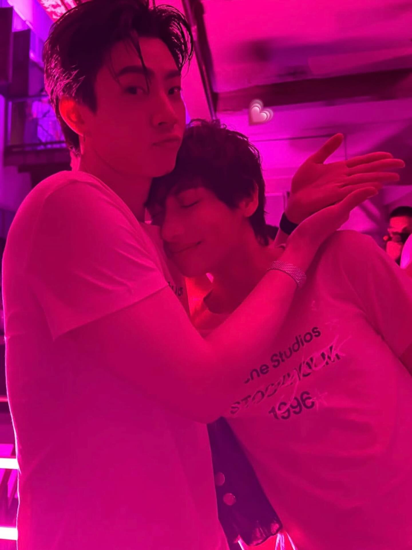 Size Diff ที่ลงตัวมากกกก จมูกบานหมดละ

Cr : sammy_3008

OFFGUN ACNE STUDIOS TH
#AcneStudiosxOffGun
#AcneStudiosLovesBangkok
#กันอรรถพันธ์ #GunAtthaphan 
#ออฟกัน OffGun