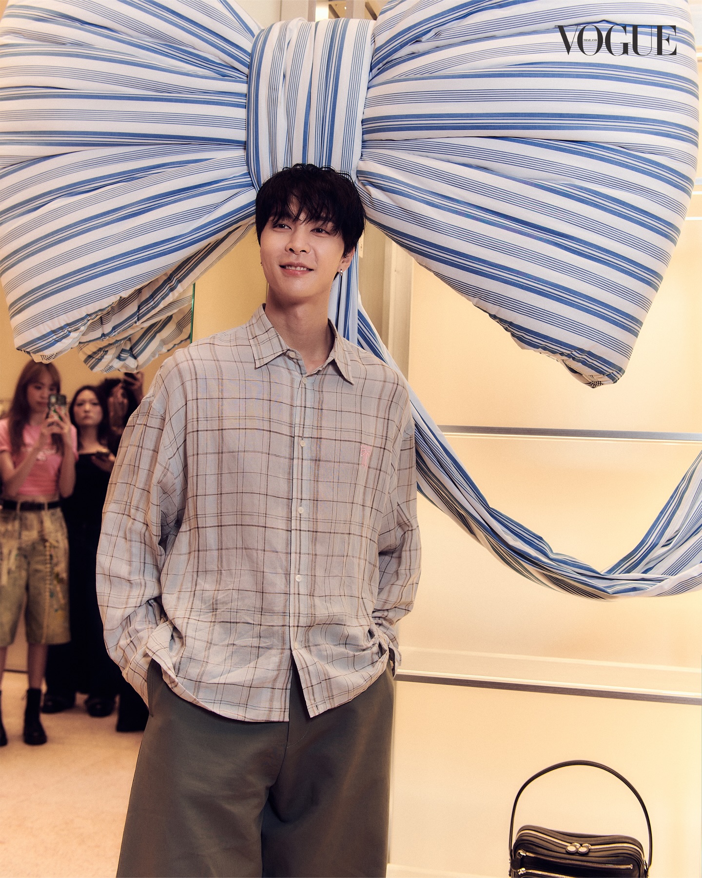 #VogueReports ชมลุคของ JOHNNY @johnnyjsuh แห่งวง NCT @nct Acne Studios @acnestudios แบรนด์แอมบาสเดอร์ระดับโลก และเหล่าเซเลบริตี้ไทย ไม่ว่าจะเป็น ‘ไบร์ท-วชิรวิชญ์’ @bright , ‘นานิ-หิรัญกฤษฎิ์’ @hirunkit_, ‘มีน-นิชคุณ’ @meennicha8, ‘ต้าเหนิง-กัญญาวีร์’ @thanaerngnin, ’จูเน่-เพลินพิชญา’ @juneiperb0i, ‘ณิชา-ณัฏฐณิชา’ @nychaa, ‘พลอย-หอวัง’ @paloyh, ‘ออฟ-จุมพล’ @tumcial, ‘กัน-อรรถพันธ์’ @gun_atthaphan ที่มาร่วมเฉลิมฉลองเปิดตัวบูติก #AcneStudios แห่งใหม่ใจกลางกรุงเทพฯ #AcneStudiosLovesBangkok #JOHNNY #bbrightvc #hirunkit_ #Meennicha8 #OffJumpol #GunAtthaphan #thanaerngnin #Nychaa #juneiperb0i #paloyh
