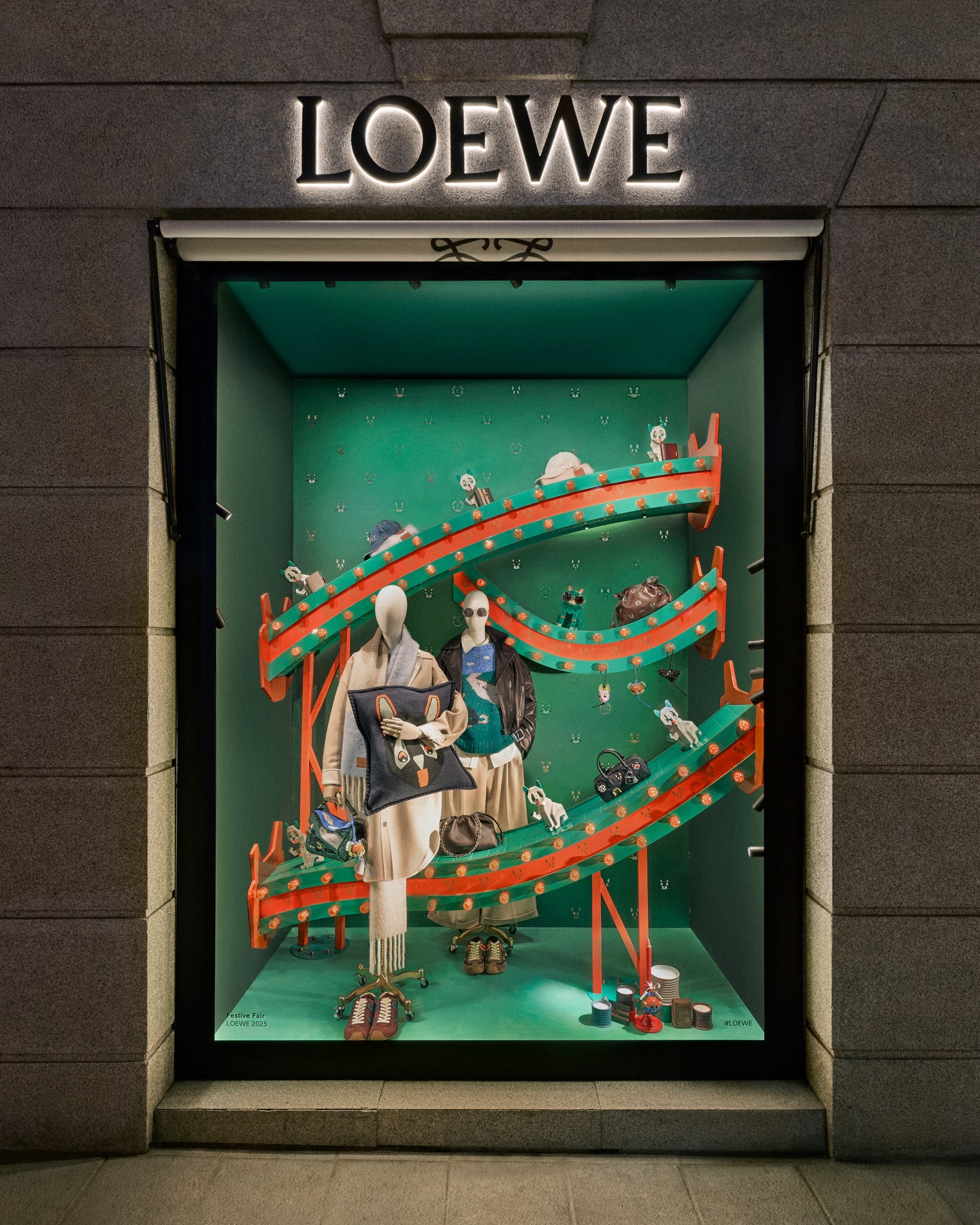CASA LOEWE Madrid’s festive windows.

Visit our store windows around the world, inspired by the ceramic works by British artist Louis Wain that feature on ready-to-wear, bags and accessories within our Holidays collection.