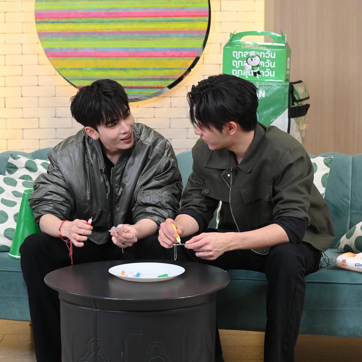 ไลฟ์ #LINEMANถูกสุดทุกวันwithPST ถูกใจกันมั้ยครับทุกคน 💚 
ขอบคุณ #LINEMAN นะครับที่คิดถึงเราสองคน ไลฟ์ด้วยกันตั้งแต่ต้นปียันปลายปีไปเลย 
ไหนปีหน้าใครอยากให้มาอีก คอมเม้นอ้อนพี่ไลน์แมนหน่อยทุกคน 🥰

💚 อย่าลืมนะครับ #LINEMANถูกสุดทุกวัน ลด เกิน ครึ่ง! 

📌 ใส่โค้ด LINEMAN ลดสูงสุด 50%* ไม่มีขั้นต่ำ เติมโค้ดทุกช่วงเวลา (14.00 / 15.00 / 16.00 น.)
🔒 ดีลล็อกราคา เมนูเริ่มต้น 1.-* ซื้อไว้ ใช้เมื่อไหร่ก็ได้
⚡ Flash Deal เมนูลด 60%*

💚 สุดท้ายนี้ขอฝาก #LINEMANเบอร์1คนละครึ่ง ไว้ด้วยครับ 
มาใช้สิทธิคนละครึ่ง พลัส กับ #LINEMAN ได้ทุกมื้อ คุ้มสุดต้องไลน์แมนเท่านั้นนะ
.
*เงื่อนไขเป็นไปตามที่บริษัทฯ กำหนด

#LINEMAN