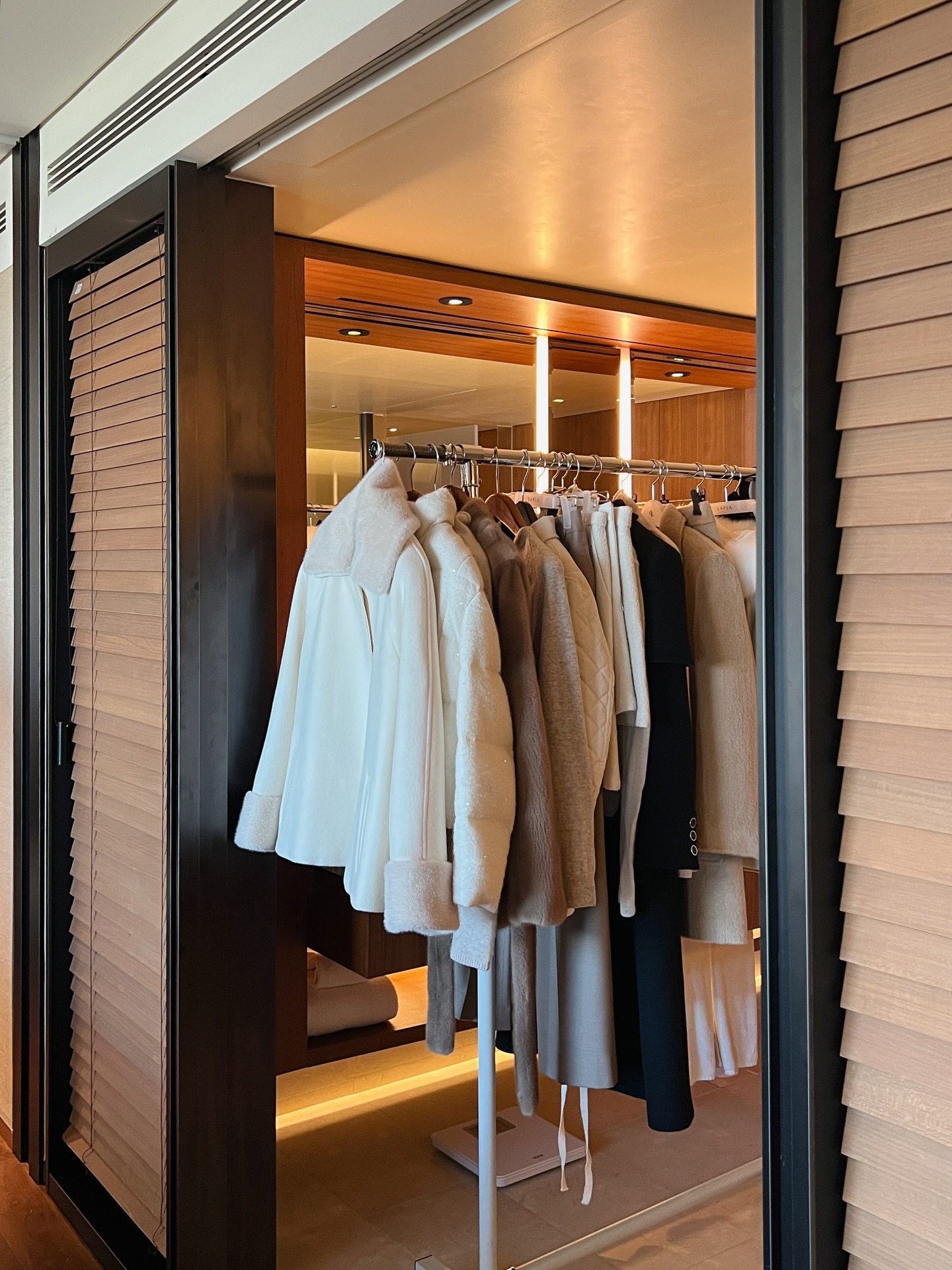 2025 Hoilyday... ✨📽️
지난달 촬영했던 캠페인컷 비하인드
이번주부터 한주씩 신제품이 출시되고있는데
울 님들은 몇번째가 가장 좋아요? 
맨 마지막엔 노동하는 내 사진도 슬쩍!