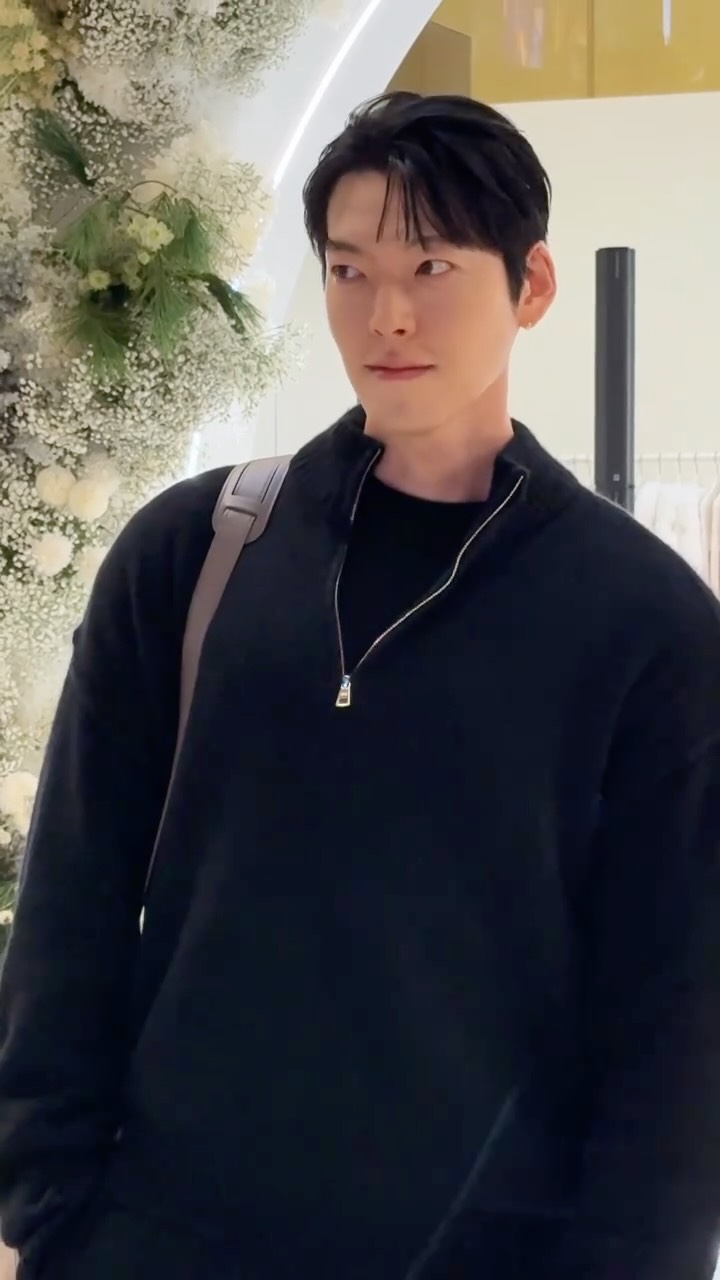 내 지니 김우빈 등장.🫨 알로(@alo) 홀리데이 팝업에 등장한 김우빈(@____kimwoobin)에 일동 감탄사 흘렸습니다.🙌 🎥 아이즈매거진