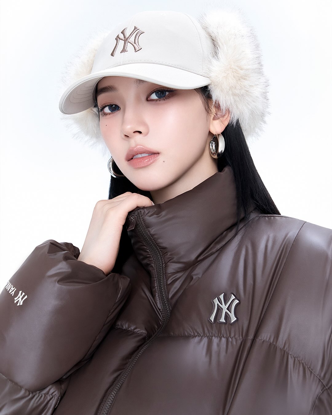 KARINA, Curve the Winter.
 
겨울에도 드러나는 카리나만의 커브, MLB 커브패딩스타일.
크롭패딩부터 롱패딩까지,
카리나가 선택한 MLB WINTER STYLE을 함께 만나보세요.