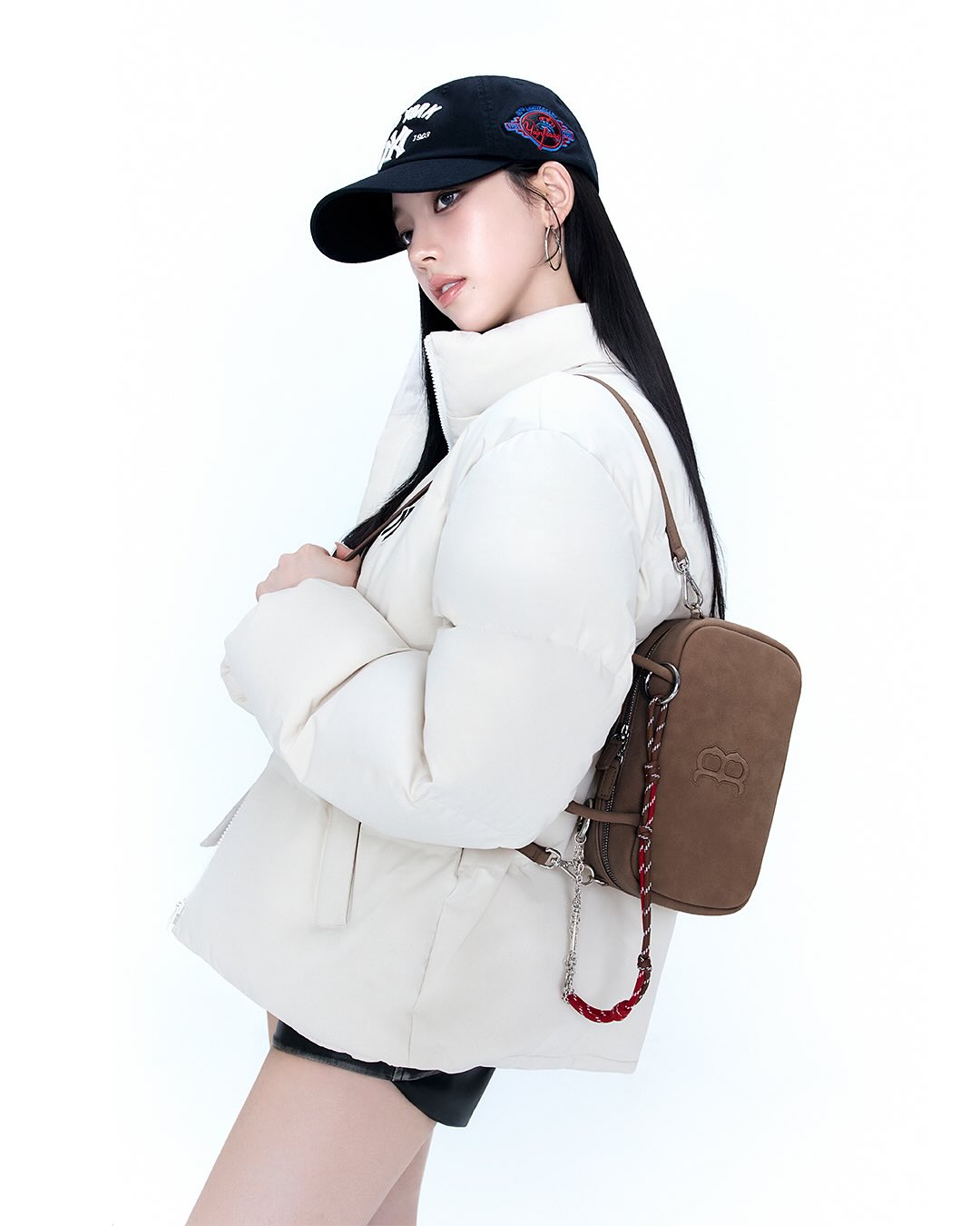 KARINA, Curve the Winter.
 
겨울에도 드러나는 카리나만의 커브, MLB 커브패딩스타일.
크롭패딩부터 롱패딩까지,
카리나가 선택한 MLB WINTER STYLE을 함께 만나보세요.