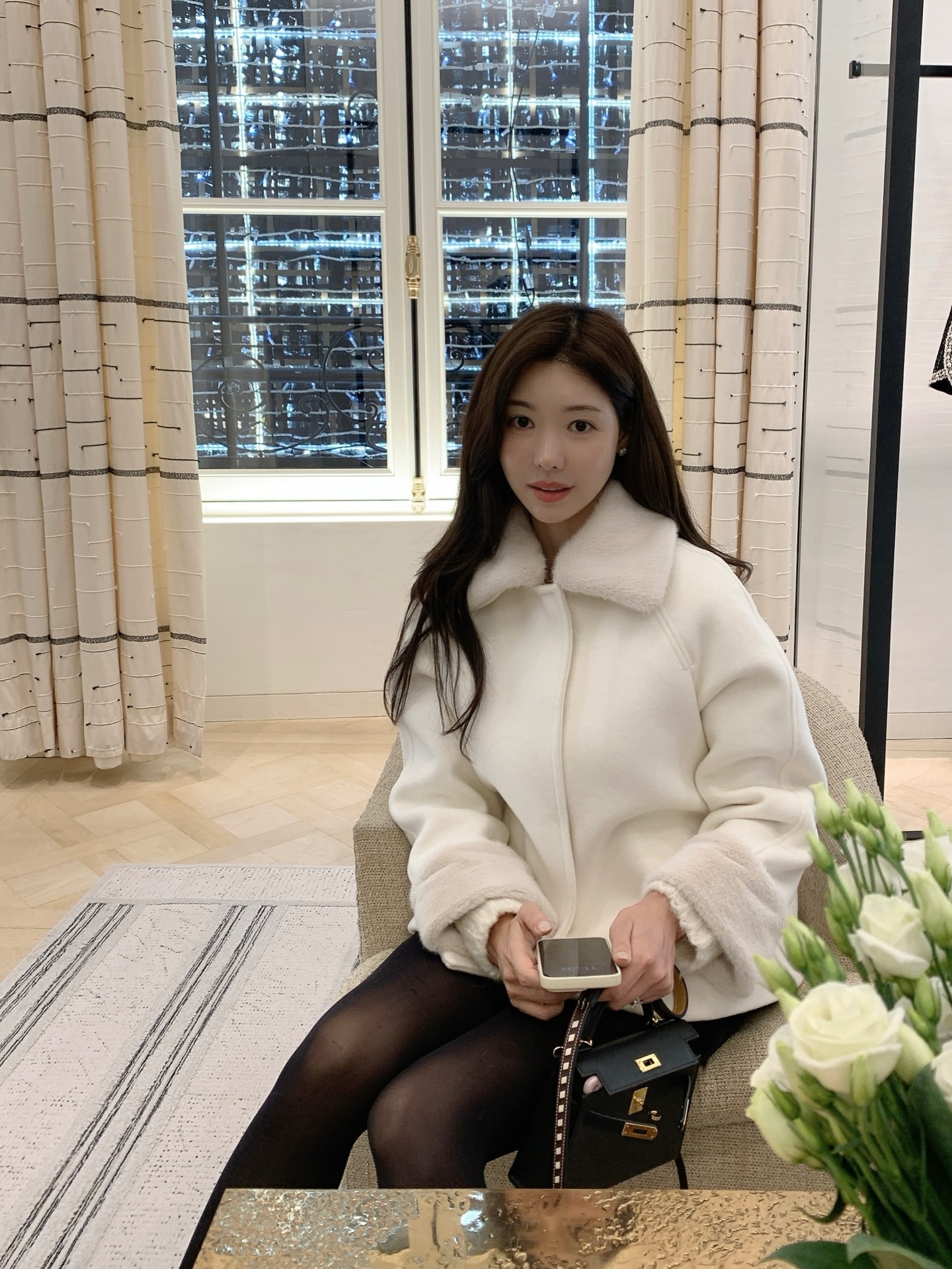 오늘은 루키랑 커플룩 🐶...🤍
부츠만 가져왔다는 핑계로 산 새 꼬까신도 개시 완료!

오랜만의 구구절절 📝
작년 베이비 모헤어 하프코트 기억하실까요?
올해 유난히 서로 비슷해보이는 하프코트들이 줄줄이 나오는걸 보고
재 생산 하지 말아야겠다! 생각했어요.
뭐랄까 길가다 한명씩 마주칠것같은 강제 커플룩 느낌(?) 
이미 소장하신분들끼리만 옹기종기 입어주세요..🤍

그리하여 새롭게 디자인 해본 “네브 퍼 코트” 
베이비 모헤어 하프코트 결을 가져왔지만 흔하지 않은!
카라넥은 탈부착해서 취향껏 연출하세요.
남편왈 카라 퍼가 있으니 귀해보인다나... 그렇대요. 
네브는 어깨부터 손까지 떨어지는 쉐잎이 참 고와요 
제가 제일 좋아하는 포인트 인데요! 
패턴을 둥글게 떨어트려 어깨가 여성스럽고 우아해요,
기장은 약간 짧아서 데님이나 쇼츠, 니트팬츠 등 
다양한 스타일링이 가능한것도 애정하는 포인트 랍니다🪽