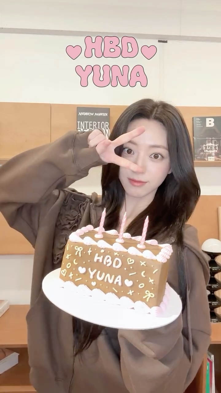 IT’Z #YUNA ’S BIRTHDAY🎂

#ITZY #MIDZY 
#HappyYunaDay #유나
#오늘_유난히_빛이나는_유나야_생일축하해
#Chapter22WithYUNA