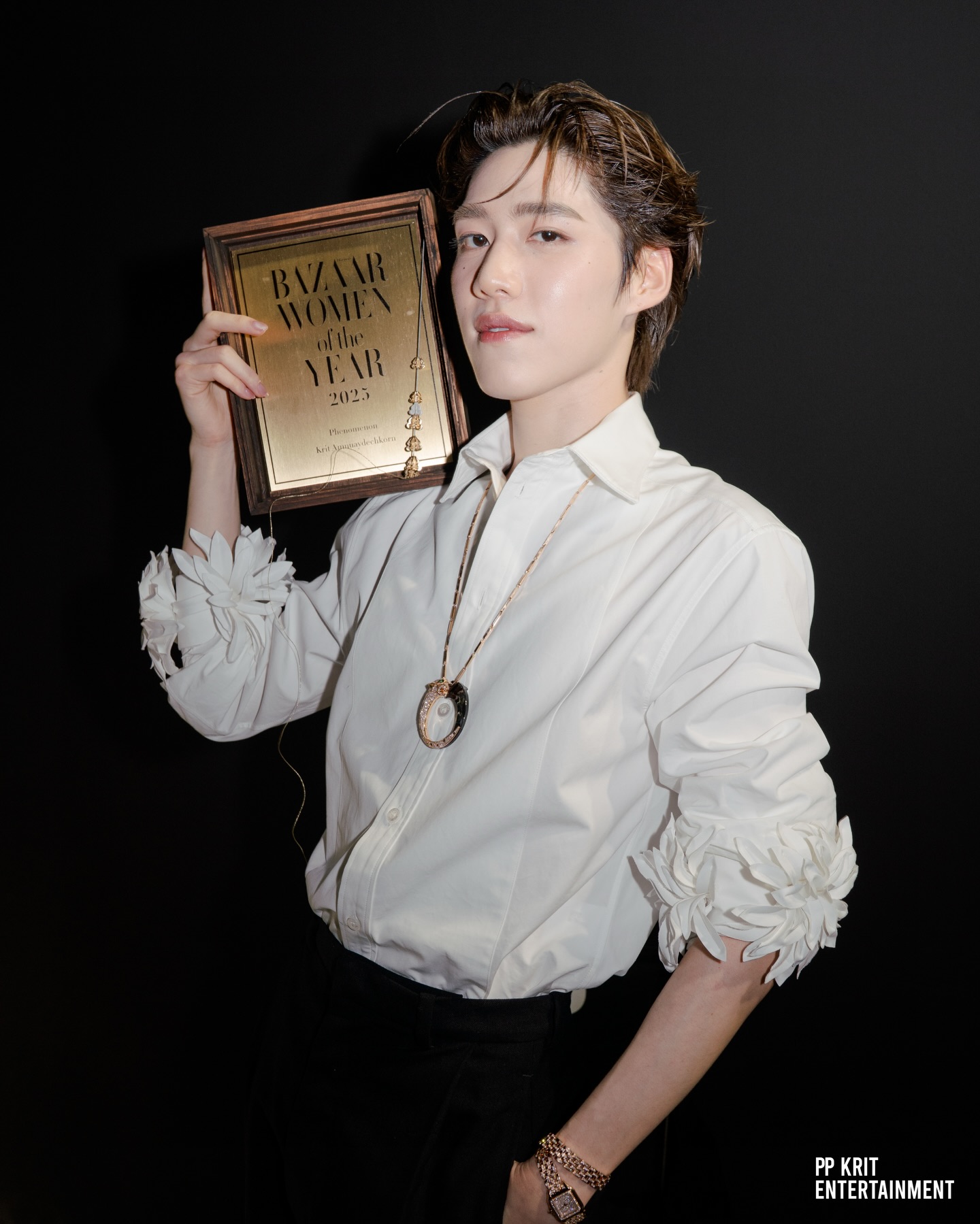 ขอบคุณ Harper’s BAZAAR Thailand สำหรับรับรางวัล ‘Phenomenon’ ที่มอบให้กับ ‘PP KRIT’ รางวัลพิเศษที่สะท้อนพลังและความโดดเด่นของศิลปิน และประสบความสำเร็จในเส้นทางของตัวเอง

#PhenomenonBAZAARTHxPPKrit
#BAZAARTHW2025XPPKrit
#BAZAARWOMENOFTHEYEAR2025
#WOTY2025 #BAZAARTHWOTY2025 
#BAZAARThailand #PPKritt