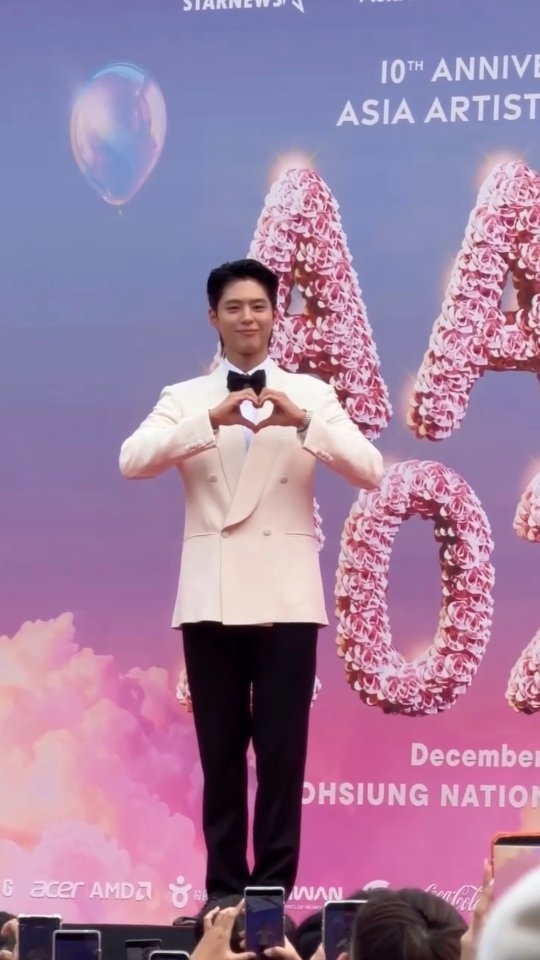 #VogueCeleb 朴寶劍 @bogummy 帥氣現身高雄AAA現場！今晚他和過去合作的三位女主角《請回答1988》惠利 @hyeri_0609 、《雲畫的月活光》金裕貞 @you_r_love 以及《苦盡柑來遇見你》IU @dlwlrma 都在高雄齊聚！

#朴寶劍 #ParkBoGum #惠利 #金裕貞 #IU #박보검 #혜리 #김유정