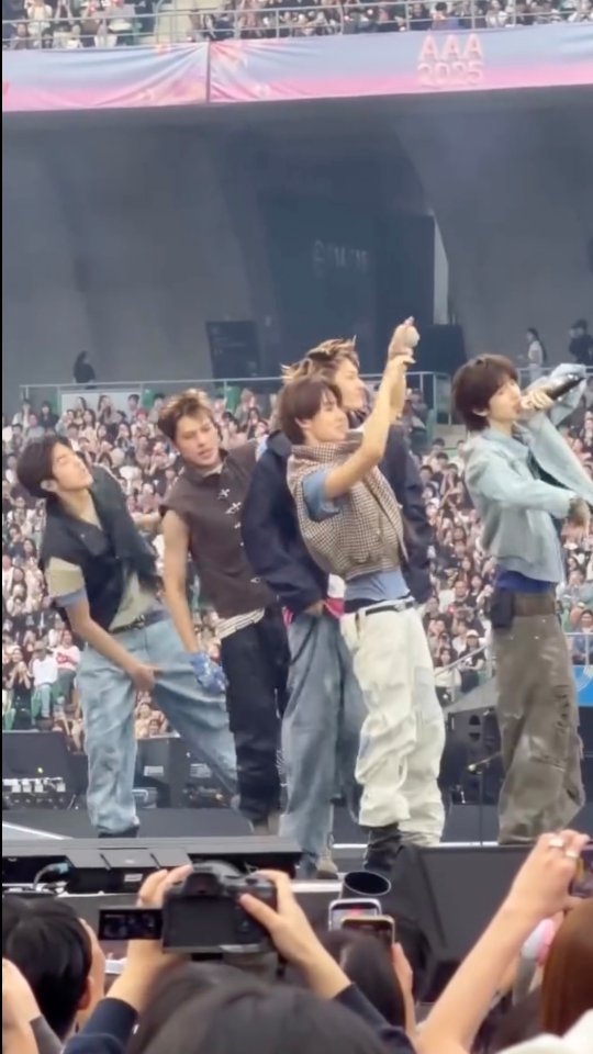 #VogueCeleb #Cortis 帶著吳莉萍首次在台灣表演！一連獻唱兩首歌 〈GO!〉 和〈What You Want〉現場COER們也大聲應援！

#AAA