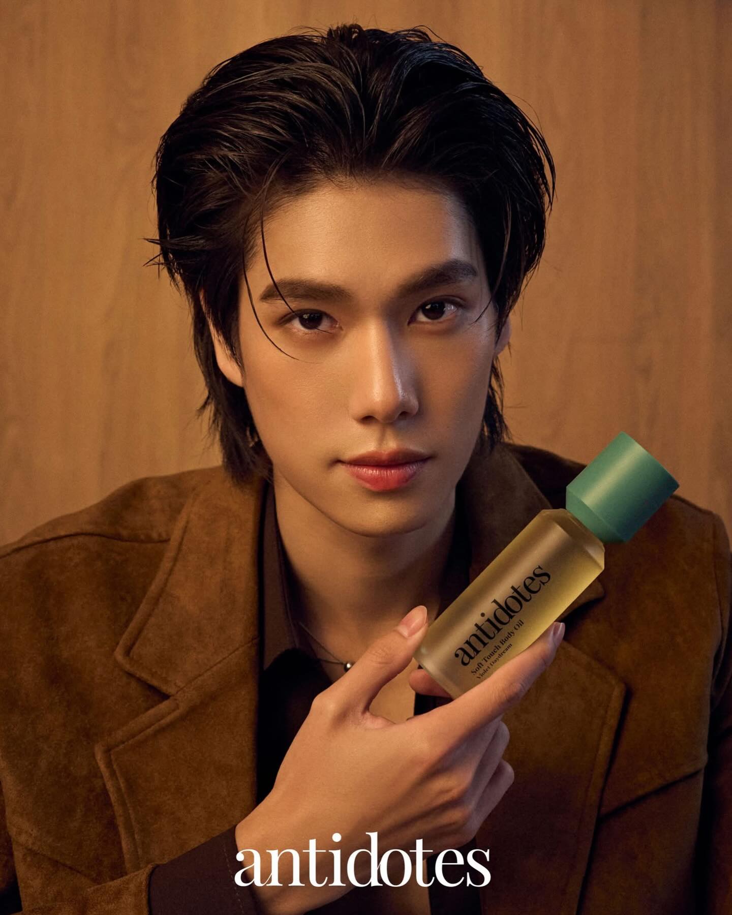 Proud of You 🌟 @phuwintang x @antidotes.co 
Antidotes รู้สึกเป็นเกียรติและยินดีอย่างยิ่ง
ในการต้อนรับ คุณภูวินทร์ ตั้งศักดิ์ยืน
สู่บทบาท Brand Ambassador คนแรกของแบรนด์

ร่วมถ่ายทอดเสน่ห์แห่ง “ผิวหอมสะกดทุกสัมผัส”
ผ่านแคมเปญ Beautiful Scent, Irresistible Skin

สัมผัสประสบการณ์ความหอมจาก
Antidotes Soft Touch Body Oil —
น้ำมันบำรุงผิวที่ผสาน Soft Touch Technology มอบผิวเนียนนุ่ม ชุ่มชื้น พร้อมกลิ่นหอมติดทนนานระดับ Fine Fragrance 

และพิเศษสุดสำหรับทุกคนที่รอคอย✨
เตรียมพบกับเซ็ตของขวัญ PHUWIN Exclusive Box Set | Antidotes Soft Touch Body Oil พร้อม Photocard พร้อมกันใน TikTok Live @antidotes_bangkok 

พบกันวันนี้ (6 ธ.ค.) เวลา 16.00 น. โดยทีมผู้ก่อตั้งของ Antidotes ที่จะมาแบ่งปันเรื่องราวเบื้องหลังของแคมเปญแบบ exclusive

#AntidotesxPhuwin
#Phuwintang
#AntidotesBrandAmbassador
#ผิวหอมสะกดทุกสัมผัส
#AntidotesExperience
#Antidotes #BodyOil