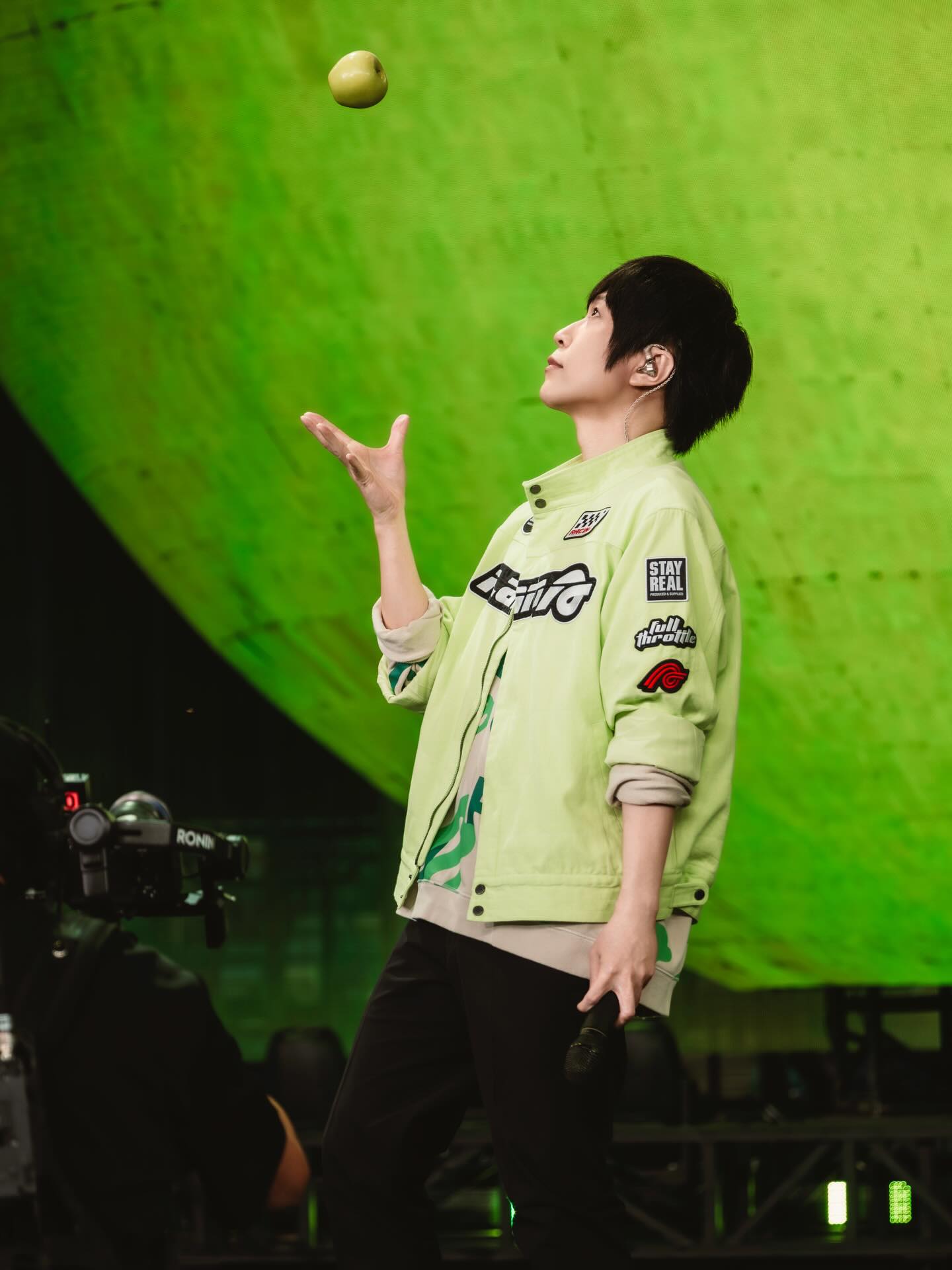 一個新的場館 
一個新的嘗試 
兩個特別的夜晚 
四個相愛相殺的好夥伴、好兄弟 
還有一群怎麼喊都喊不累的你們 
​
要不快樂？
那真的很難吧！

不只一次的大合唱，
場內、場外、台上、台下
無數個震耳欲聾的生日快樂 
真的讓耳朵直接超載 
​
被大家吵到很感動的主唱大人 
只能微笑舉手投降，宣布放棄抵抗啦 
​
因為你，所以五月天 
想將所有的感謝都唱進歌裡 
一首一首地還給你們 
一起把快樂的音量轉到最大
.
.
.
然後呢，再溫馨提醒一下
射手座的壽星還有一位喔
😎
​
／
​
MAYDAY #5525 LIVE TOUR
五月天 [ 回到那一天 ] 25週年巡迴演唱會
​​
📍廣州站．大灣環場版
𝟱𝟱𝟮𝟱+𝟭 ∷∷ 12 / 5．7．12．15
𝟱𝟱𝟮𝟱 ∷∷ 12 / 6．14 
大灣區文化體育中心體育場
​​
📍台中站・新年快樂版
𝟱𝟱𝟮𝟱+𝟭 ∷∷ 12/27 · 28 · 31・1/1 · 3 · 4
臺中洲際棒球場
​​
📍馬來西亞站・馬年首唱版 
𝟱𝟱𝟮𝟱 ∷∷ 2026/1/31
National Stadium Bukit Jalil
🎫 https://my.bookmyshow.com/en/events/mayday-2026/MAYDAY26
​​
#五月天 #Mayday 
#五月天演唱會 #演唱會 
#五月天5525回到那一天
-
@imayday55555