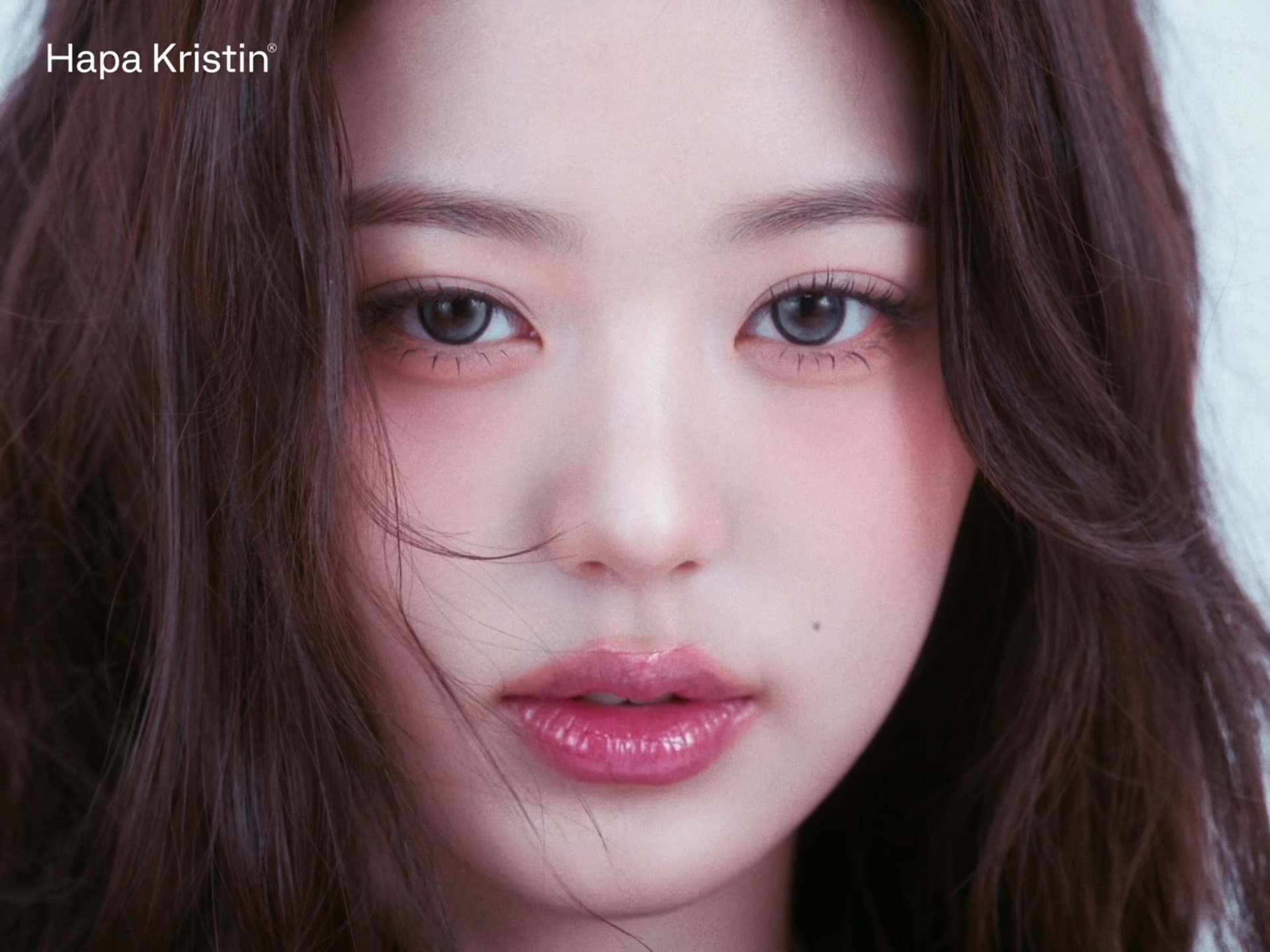 #광고 시선을 사로잡는 아기 고양이의 눈빛🐈‍⬛✨ 
하파크리스틴 × 장원영의 새로운 화보가 공개되었습니다. 이번 신제품 ‘캣티튜드 크리스틴(Cat-titude Kristin)’은 아기 고양이처럼 크고 영롱한 눈빛을 담은 디자인이 특징인데요. 특히 이중 컬러 패턴이 눈동자에 깊이를 더하고, 빛에 따라 살아나는 고양이 수염 하이라이트가 또렷하고 반짝이는 아기 고양이 무드를 연출합니다. 캣티튜드 크리스틴은 12월 17일 첫 출시 예정이며, 화보 속 장원영의 캣티튜드(Cat-titude)와사파이어 그레이 컬러를 지금 바로 확인해보세요.🐾 @hapakristin_kr @foreveryoung_10 

#hapakristin #하파크리스틴 #캣티튜드크리스틴 #사파이어그레이 #장원영고양이렌즈 #장원영