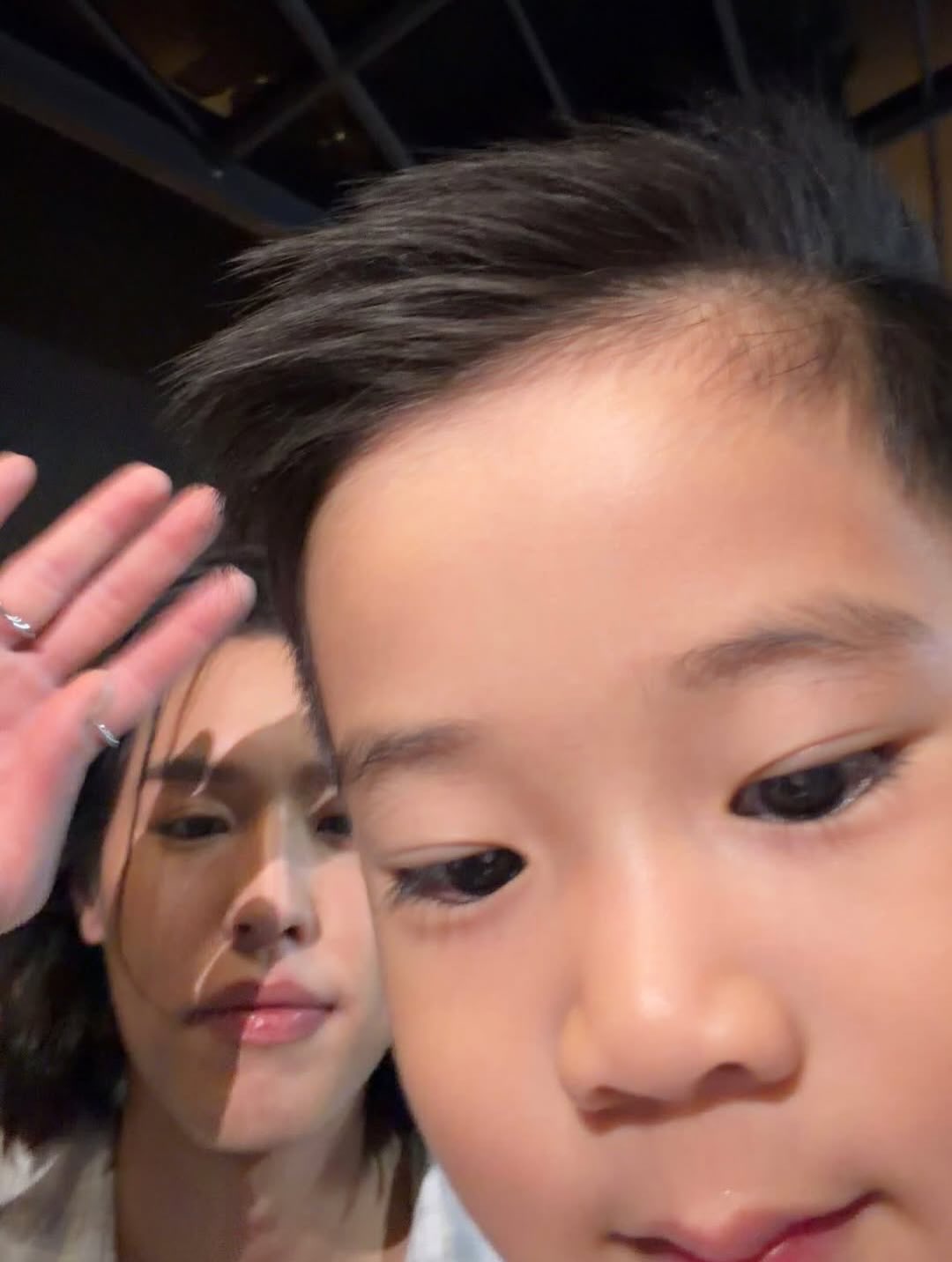 [ Repost ] IG : boomtharis

 วันๆนึงลีออนเซลฟี่กับใครบ้าง

🧡#Bbillkin #บิวกิ้น 
💚#Besidebillkin