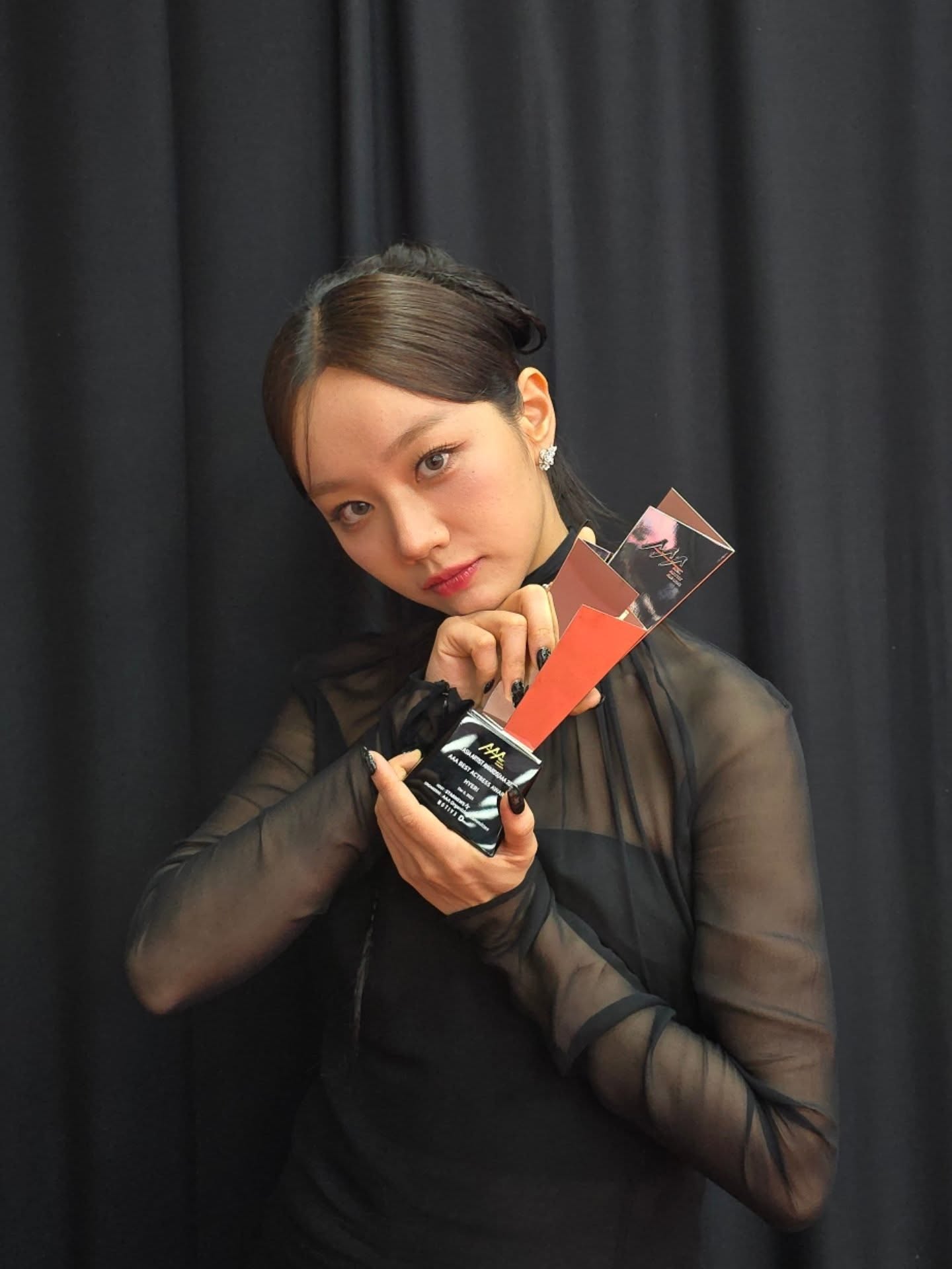 혜리가 ‘AAA 2025’에서 베스트 액트레스 상을 수상했습니다!

혜루미들의 사랑을 잔뜩 받은 올해는
혜리에게도 굉장히 특별하고 행복한 한 해가 되었어요✨️

늘 감사하고 사랑합니다💗

#혜리 #hyeri