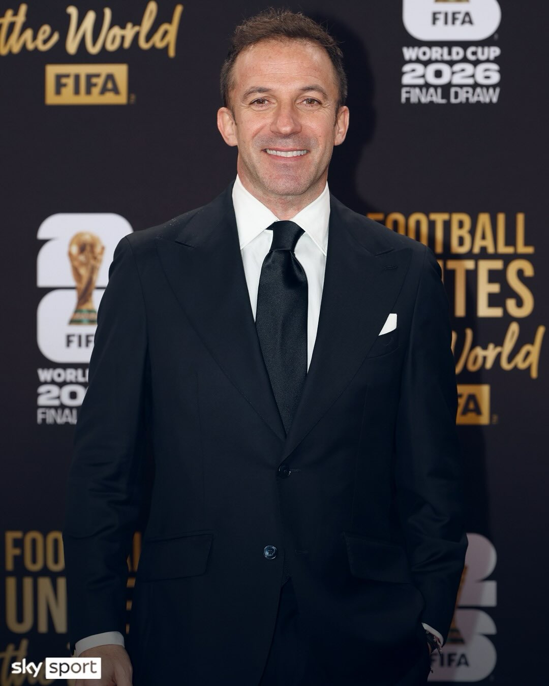 Parata di 𝒔𝒕𝒆𝒍𝒍𝒆 per i 𝐬𝐨𝐫𝐭𝐞𝐠𝐠𝐢 𝐝𝐞𝐢 𝐌𝐨𝐧𝐝𝐢𝐚𝐥𝐢 𝟐𝟎𝟐𝟔 🤩

📍Segui LIVE il sorteggio dei gironi dei Mondiali 2026 su Sky Sport 24 e in streaming su skysport.it e su NOW

#SkySport #Mondiali2026 #Mondiali