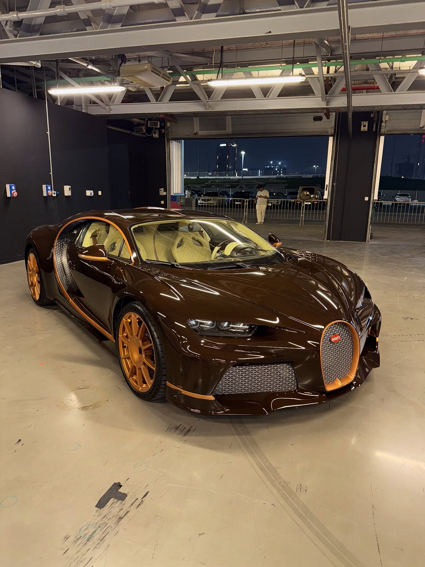 So happy to see this epic brown carbon Bugatti Chiron Super Sport today at Dubai Autodrome 😍🤎

#Bugatti #Chiron #SuperSport #Hypercar #Dubai @ambs4525
