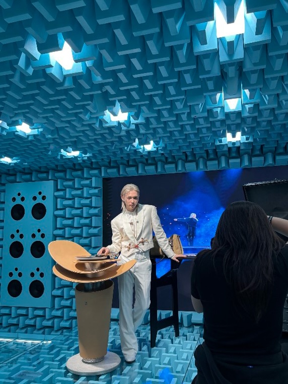 Louis vuitton visionary journey🤍
Once again thank you Nicolas :) ❤️
@nicolasghesquiere @louisvuitton 
#louisvuitton #straykids #felix #stay