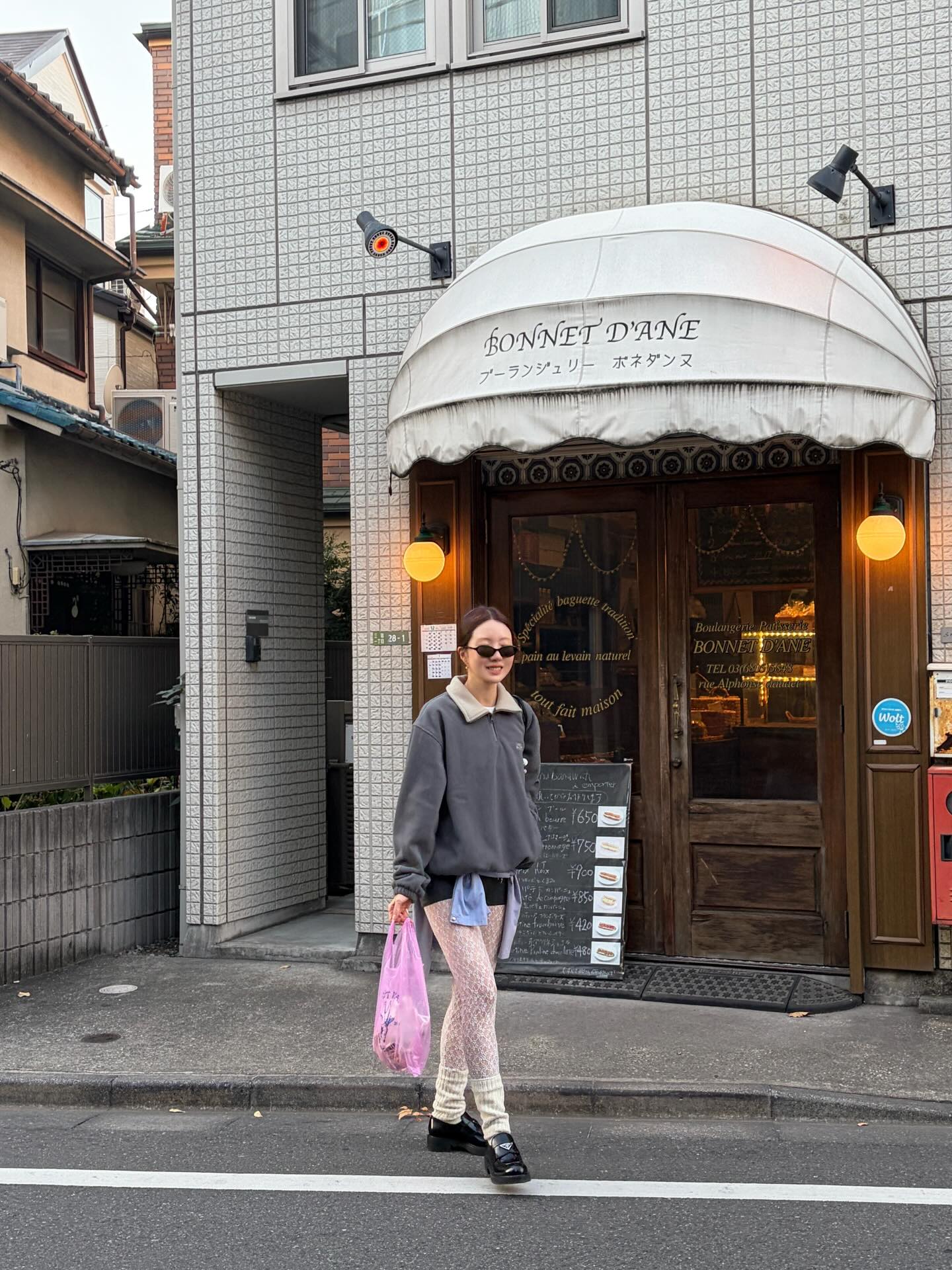 뽈뽈거리다 발견한 도쿄 숨은 크레페 맛집을 신고합니다..
슈가,버터,레몬 옵션으로 심플하게 말아먹으면 천상의 맛이😖
식사 종류로 참치 연어 치즈 야채 다양한 옵션도 있어 더 좋음.. 
이번 도쿄 출장도 뽈뽈뽈 많이도 걸어다녔는데 초콜렛로퍼로 편안하게 다녔다.. 👞🏹
#PradaChocolate @prada