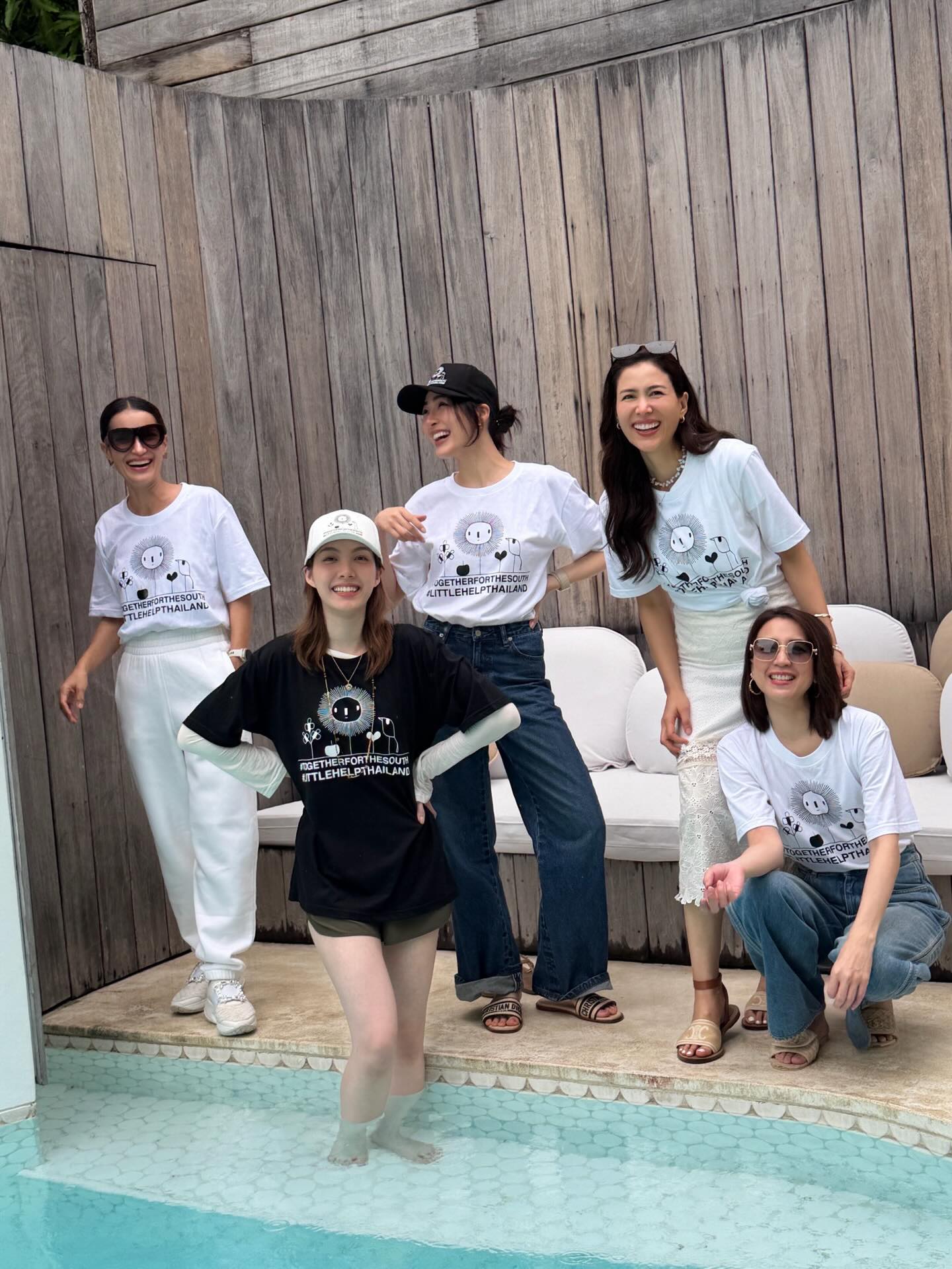 ขอเชิญชวนทุกคนมาร่วมส่งพลังใจไปด้วยกันนะคะ ♥️♥️♥️ 
@littlehelpthailand เราทำเสื้อและหมวกชุดพิเศษนี้ขึ้นเพื่อระดมทุนช่วยพี่น้องภาคใต้ที่กำลังเผชิญน้ำท่วมหนัก

ลายเสื้อและหมวกพิเศษนี้ ได้รับเกียรติวาดโดย ม.ล. จิราธร จิรประวัติ ศิลปิน ชื่อดังระดับประเทศของไทย 

ทุกชิ้นที่คุณซื้อ = เงินช่วยเหลือที่ส่งถึงพี่น้องชาวใต้

เสื้อและหมวก ราคา ชิ้นละ 690 บาท
Line: @littlehelpthailand

#LittleHelpThailand #TogetherForTheSouth #MillionHands