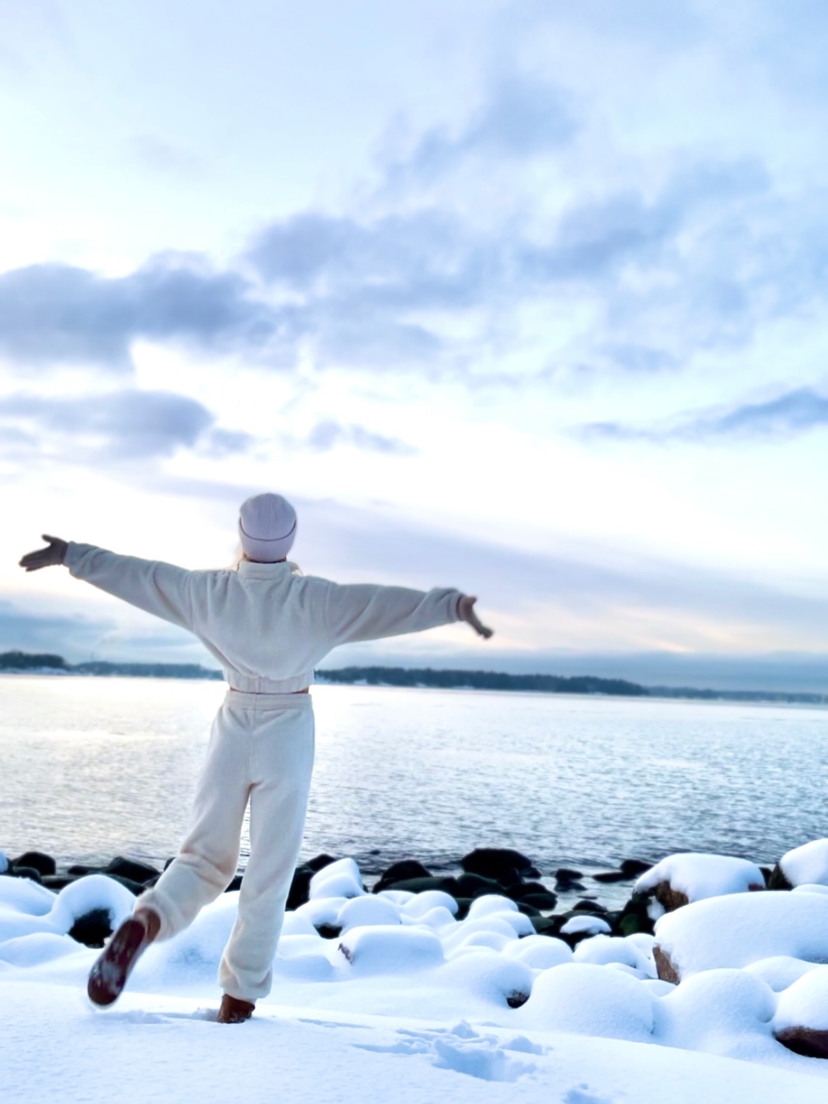 Today we’re celebrating Finland’s Independence Day🇫🇮 A national holiday marked by candles in the windows, peaceful reflection, and appreciation for Finnish culture, nature, and traditions. It’s a day of quiet dignity and deep gratitude💙

To celebrate, I wanted to share some of the best things about my beautiful home country, and why I love Finland so deeply:

Finnish Nature and Seasons: I love Finnish nature and the changing seasons that differ so much from each other🌿

Peacefulness: The respect for others and the environment is wonderful. You can always find a forest to wander around in🌲

Finnish Culture: My favorite Finnish traits are our modesty and humility. This makes interactions genuine and meaningful🤍

Sauna and Winter Swimming: Essential for physical and mental relaxation! ❄️

Finnish Sisu: (Determination regardless of the cost). It’s what makes Finns take on crazy things and challenges! ❤️‍🔥 Not always the simplest way to achieve something, but definitely the most fun, as is clear from my posts! 😆💪🏻

And of course, there’s our beautiful @nala.moves home gym setup🤍 Crafted from high-quality Finnish birch wood and built to perfectly support an active lifestyle🪵

Happy Independence Day, Finland!🇫🇮

Have you ever been to Finland, and what was your favorite thing here?💙

#finland #finnishnature #nature #winter #activelifestyle #north #culture #suomi #sauna #sisu