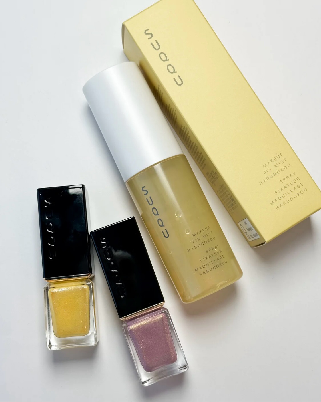 【#SUQQU】今年も“ミモザカラー”が春を呼ぶ！ 昨年バズったフィックスミストも待望の復刻💛✨　2/27発売！😊

SUQQUが今年も、3/8の国際女性デーに合わせた教育サポートプログラムを実施！
別名“ミモザの日”とも呼ばれるこの日にちなみ、〈ミモザイエロー〉のパッケージをまとったアイテムが登場します😉💕

今年は、凛と咲くミモザを指先に宿すネイル2色が新登場💅
さらに昨年大人気だった、「陽（はる）」という漢字からインスパイアされた香りのフィックスミストが限定復刻！👏 　明るい春の陽気を思わせる軽やかな香りで、シュッとするたび気分もリフレッシュできます🌼

春を迎える儀式のように手に取りたくなる、SUQQUの“ミモザ”コレクション。今年も争奪戦になりそう…！💛

🛍️2026年2月27日（金）全国発売

ーーーーーーーーーーーーーーーーーーー
🟡SUQQU ネイル カラー ポリッシュ
限定2色 各 ￥2750（税込）

“ミモザの花”をイメージした、手元を華やかに彩る限定2色が登場。気分まで明るくなる春カラーは、絶対に手に入れたい！😍

⚫︎171 凛風 -RIFUU
シルバーパールが透明感と煌めきを添える、満開のミモザをイメージしたイエロー。

⚫︎172 絢咲 -AYAZAKI
たっぷりのゴールドパールが華やぎを添える、肌なじみの良いピンク。

🟡SUQQU メイクアップ フィックス ミスト 陽の香
50ml ￥4400（税込）【数量限定】

春らしいのどかな空気を閉じ込めた香りのフィックスミストが、今年もカムバック！☀️
ミモザやオレンジに、やわらかなカモミールやアクアティックノートが重なり、ラストはアンバーやムスクが心地よくまとめあげる——思わず深呼吸したくなる、穏やかな春の香りです🍊

うるおいと艶を同時に与え、メイクがぴたっと密着。皮脂やテカリを抑えるから、時間が経ってもベタつき感なく、キレイな仕上がりが続きます🙆🏻‍♀️♪

（インスタ担当M）
ーーーーーーーーーーーーーーーーーーー
VOCEのInstagram では新作コスメ情報やメイクテク、撮影舞台裏を毎日お届け！ぜひフォロー&チェックして！！
👉@vocemagazine

#voce #vocemagazine #スック #国際女性デー
