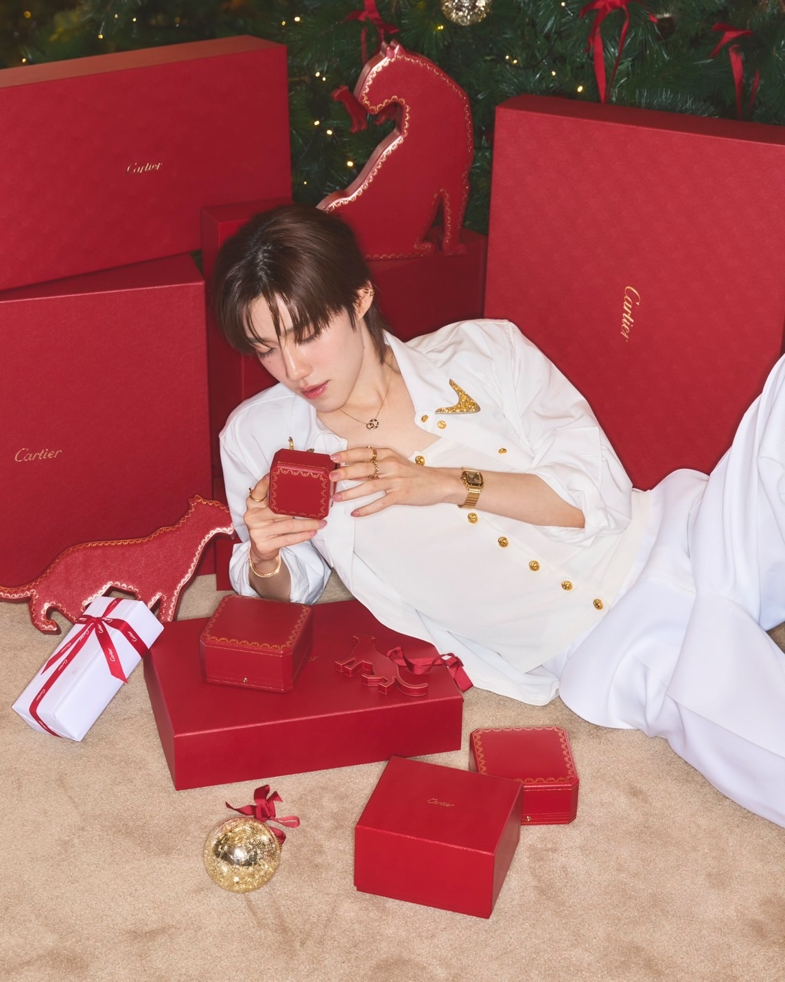 Holiday moments feel a little more magical when they come in a red box. Celebrating the season with the new LOVE Unlimited from @cartier that make every day shine a little brighter ✨

 #CartierThailand #CartierLOVE #SantosdeCartier