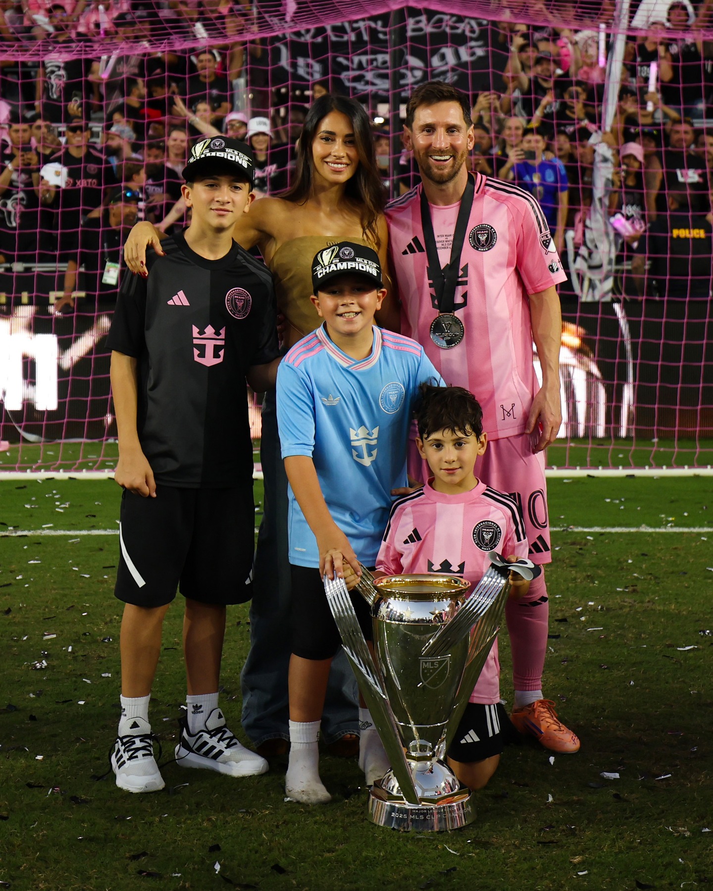 Another Messi family picture with a new trophy and medal 🤗