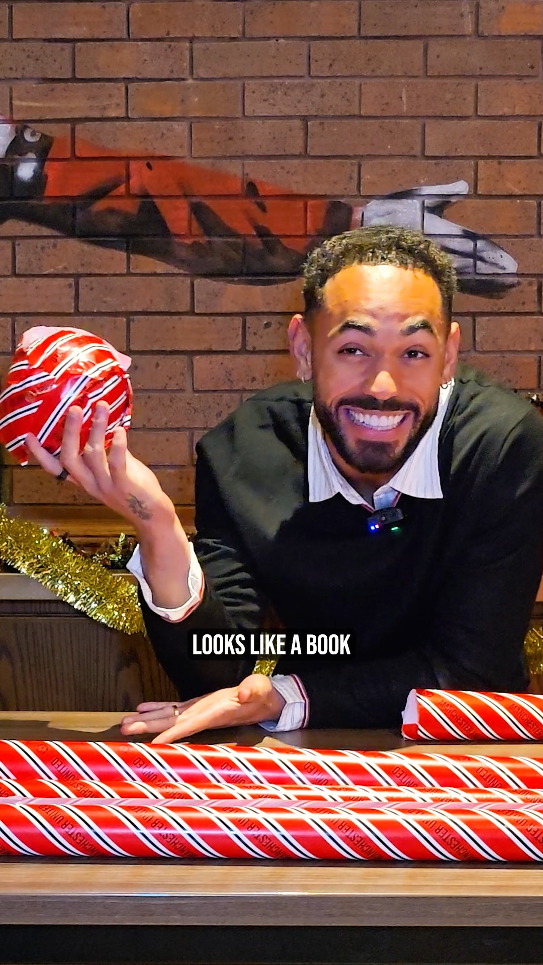 Find someone who laughs at your jokes the way @Cunha laughs at his 🤣

Watch the full Christmas wrapping challenge on YouTube 🎁🎄