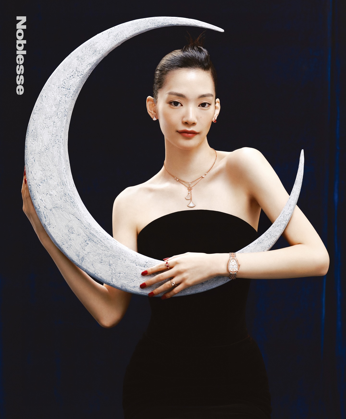 #제작지원 찬란한 밤하늘에 어우러진 동화 같은 순간. <노블레스>가 포착한 2025 불가리의 홀리데이 기프트 리스트✨

빛나는 매력으로 수놓은 불가리(@bvlgari )의 아름다운 밤을 <노블레스> 12월호에서 만나보세요. 디바스 드림, 세르펜티, 불가리 투보가스 등 불가리를 대표하는 아이코닉한 컬렉션들이 특별한 홀리데이를 완성합니다!

Editor l 최원희, 김유정, 주효빈 
Photo l 최은미
Model l 이오(IO) 
Hair l 이일중
Make up l 이숙경
Prop l 김소정
Assistant l 김혜영

#불가리 #디바스드림 #세르펜티 #불가리투보가스 #Bvlgari #DivasDream #Serpenti #Tubogas #BvlgariJewelry #BvlgariWatches