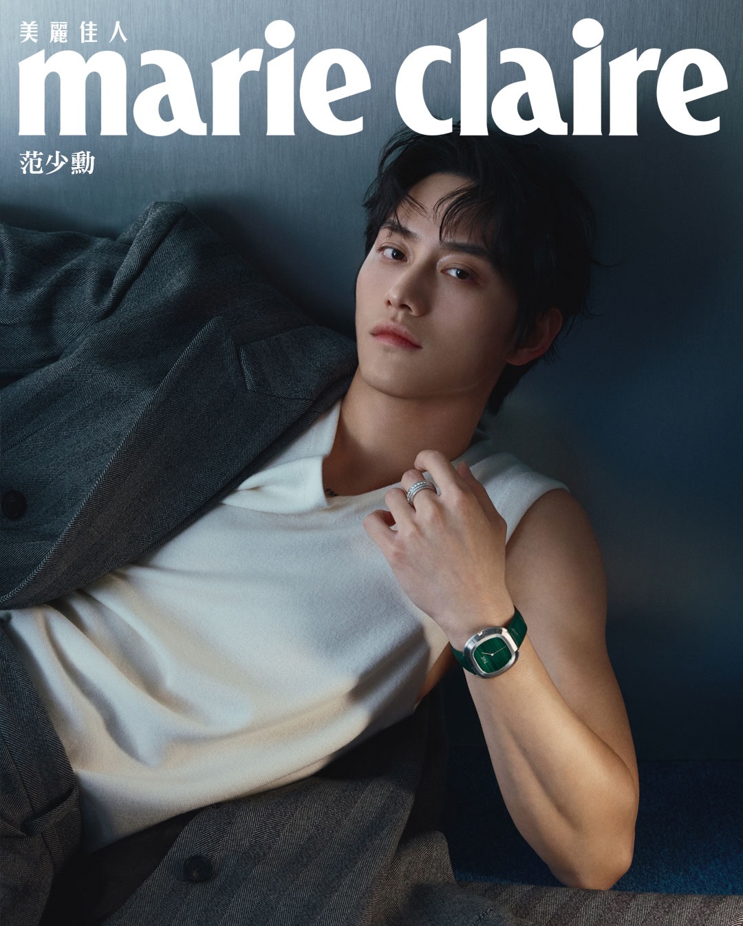 #MC封面人物 #范少勳
意識的覺察，替范少勳帶來更通透、更飽滿的心靈成長；而在身體層面的練習上，他最近也有了新的體悟——透過「呼吸」與「拉筋」來療癒自己。這些都是拍攝《四樓的天堂》後意外習得的能力。他說：「《四樓的天堂》在講按摩的故事，經過那段旅程，我開始意識到身體經絡與筋膜對生活的巨大影響。當身體緊繃時，人會不自覺地整個縮起來。現在的我，只要處理完家庭瑣事，每天會留出大約 30 分鐘到 1 小時，戴上抗噪耳機，進行冥想呼吸與筋膜放鬆，順便聽聽自己心裡的聲音。最後會向宇宙許願、感謝世界，也感謝自己。這些練習，為我的生活帶來很微妙、難以言喻的幸福感。」 
 
談起即將迎接的新一年，最想給自己的期許與願望是什麼？范少勳笑著說：「還是希望能有源源不絕的工作吧！是不是很務實？透過不同的角色去發掘更多自己的可能性，或是藉由作品，讓更多議題與故事在這個社會上被看見、被討論，這不只是我的功課，也是身為演員最期待的一件事。如果能因為我的作品，讓更多人感到被溫暖、被觸動，那就再好不過了。」

在誠實與溫柔之間，范少勳
點擊BIO看12月號 封面人物 專訪全文

Talent/ 范少勳 @fan82114 
Editor-in-Chief／Sara Lee @slandhercolletions
Fashion&Creative Director／Kris Lin @beloveapril  
Project &Styling Director／Alfie Hsu @alfiehsu888
Senior Features Editor&Text／Patreeck Liao @patreeck_xxoo 
Executive Features Editor／Melody TU @cmcmcmt 
Photographer／Mr. Triangle @mr.triangle 
Make Up ／Wini Chen @wjc_mua 
Hair／Garden @garden_hairstylist
Executive Producer／Bo Jyun Chen @hakukin
Video&Editor Director／Elaine hsieh @yu_861
Photographer Assistant／Lucy、Kai、Ah-Cheng
Styling Assistant／Mandy
Jewelry & Watch ／Piaget @Piaget 

追蹤 @marieclairetw 時髦好玩的都在這

#marieclairetw #Piaget  #派脆克