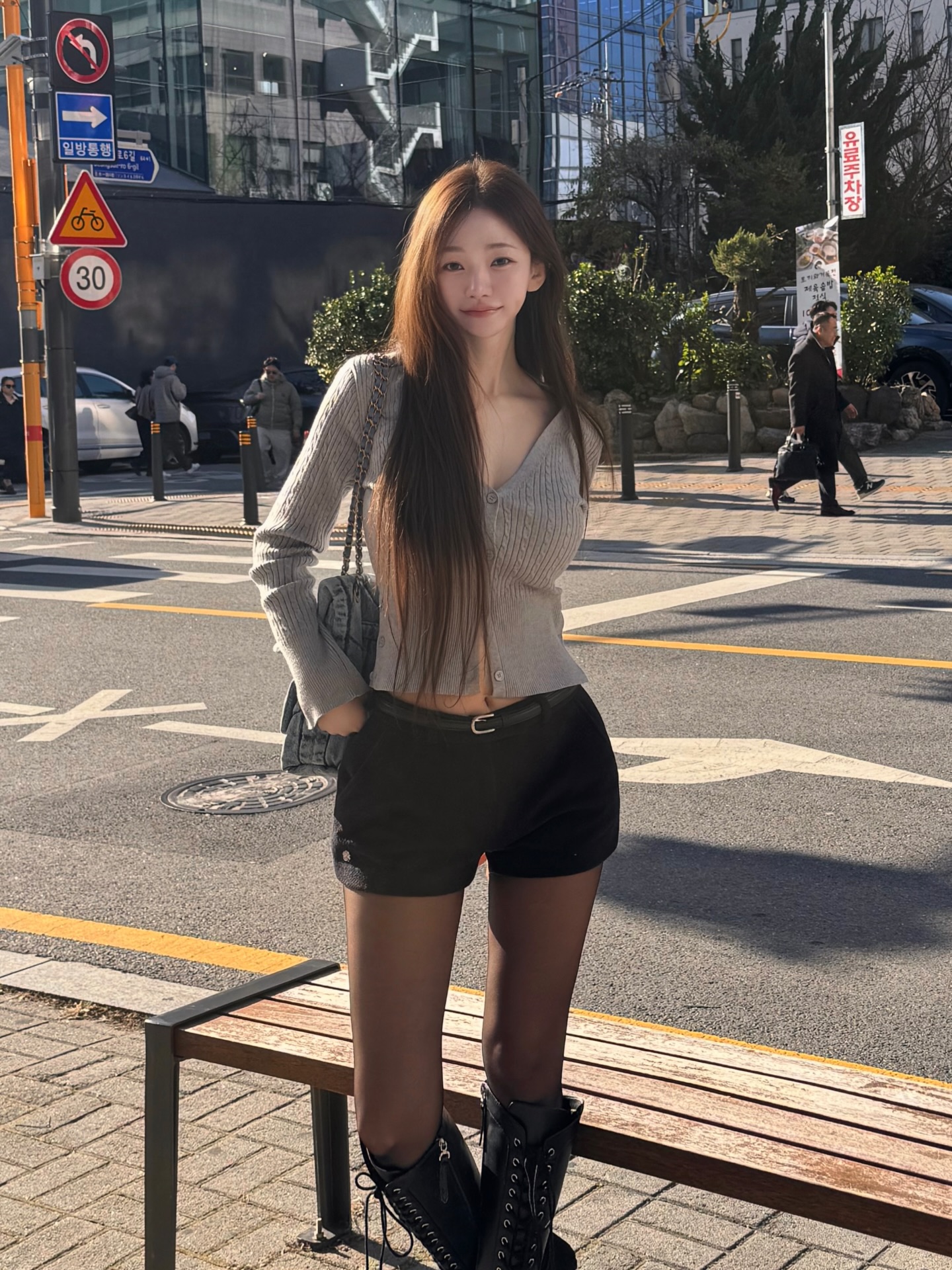 다들 카인데이 블랙99데이 잘 즐기구 계시나요?!🫶🏻
내일 오후1시까지 마감이라 막차탑승 시작 햇어요🥺

99데이로 진행중인 케이블 미니가디건과
코디한 신상 골반볼륨업 모직 울숏팬츠를 코디해봤는데
데일리로도 출근룩으로도 데이트룩으로도 너무 좋을거에요

이번주 목요일 낮1시에 만원이나 할인된 금액으로
오픈할예정이니 기대 듬뿍해주세요🥰