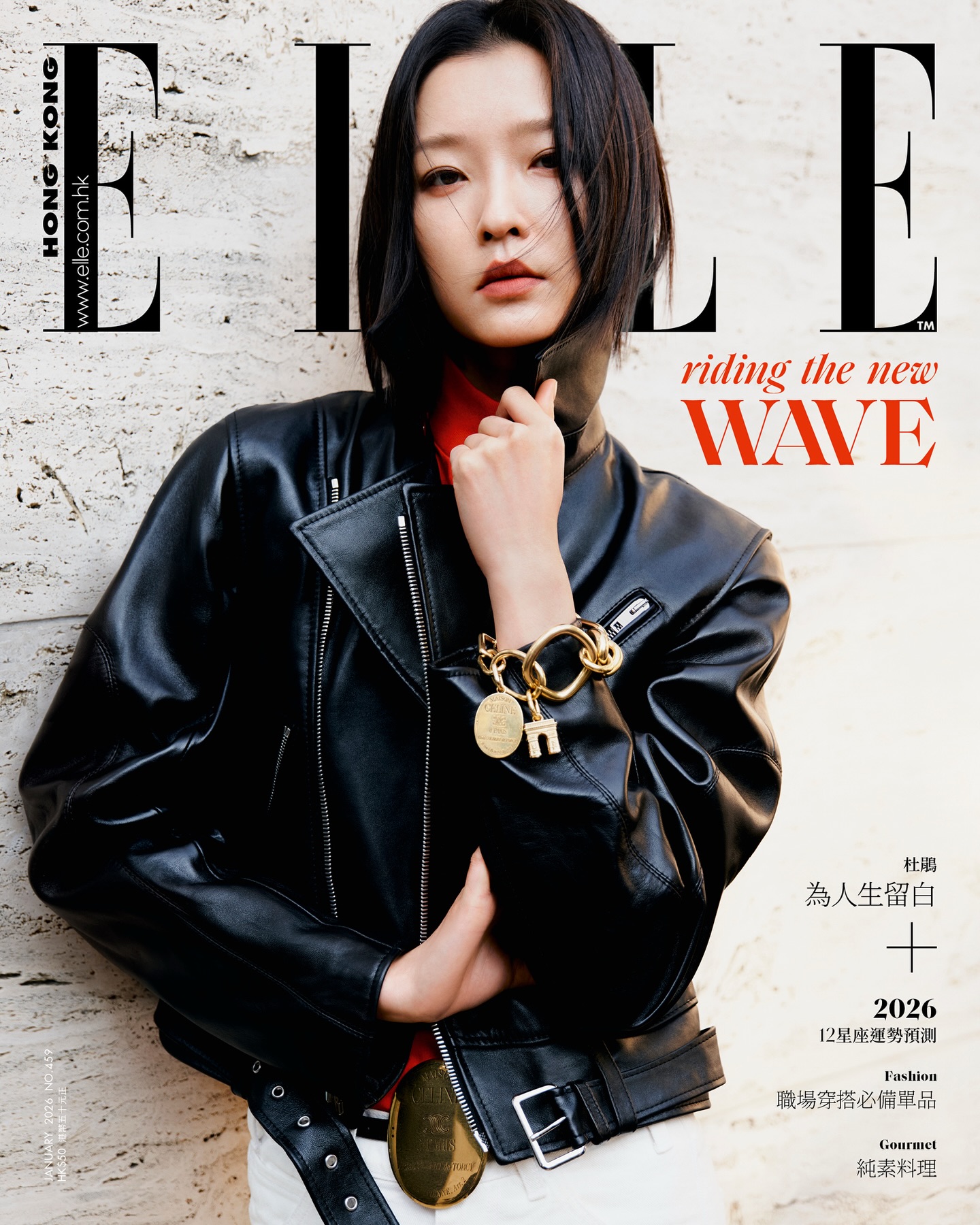 執筆之際，碰巧Pantone公布2026年代表色「雲舞白」（Cloud Dancer），用這個熱辣新鮮的時尚關鍵字去介紹這位一直備受愛戴的國際時尚人物，非常適合。「安靜、內斂」，#杜鵑 說自己天性如此，偏偏上天替她的人生寫了一個多姿多采、熱鬧非凡的劇本。「剛踏入時尚行業時，我確實有過一些自我懷疑，擔心自己的性格是否能適應。後來我陸陸續續有機會和行業內頂尖的團隊、攝影師合作，從他們身上學習到很多，同時也得到認可，對當時的我來說是莫大的鼓勵，也給了我很大的信心——我知道我自己能把份內的事情完成，並且做到我能做到的最好。」杜鵑憶述當年成為模特兒後心態上的轉變，最終得到結論：「我覺得不需要去克服它，每一個人都有自己的性格和特長，我把這份沉浸投入到我的表達中去，用真誠和專注去完成工作，就是最好的回應。」
 
完整精彩內容盡在《ELLE Hong Kong》1月號！

Photographer YU CONG
Stylist KIM AU @kim_au
Hair 張凡
Makeup 孫琦
Producer & art director OOLONG 烏龍
Photo assistant 張軍
Production assistant 張熙敏
Art team 蔡沛堅
Styling assistant K & 蝦球
Text UUINNIEUUONG @uuinnieuuong
Coordination KAREN WOO @karenhahaha
Design RACHEL TSUI @rachel___c22t
 
👉🏻Follow us @ellehongkong @celine #CELINE #MICHAELRIDER