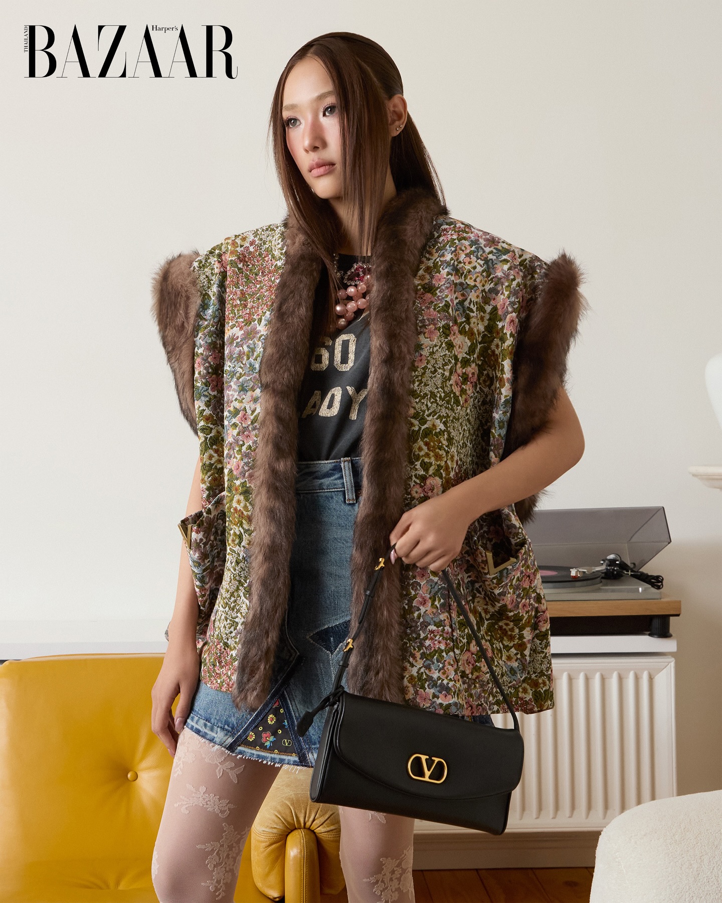 ‘ฟิล์ม รัชชานันท์’ ในลุคจากคอลเลกชั่น Cruise 2026 จาก Valentino โดย Alessandro Michele ตั้งแต่การมิกซ์เสื้อยืดกราฟิกเข้ากับเสื้อกั๊กผ้าลายดอกแต่งเฟอร์ จับคู่กระโปรงเดนิมและถุงน่องลูกไม้สีขาวที่มอบความหวานปนเท่ ก่อนเติมความแฟนซีด้วยรองเท้าหนังประดับโบว์ ถุงมือลูกไม้ และแอ็กเซสเซอรี่ชิ้นเด่นอย่าง Valentino Garavani DeVain bag ที่ช่วยยกระดับลุคให้โดดเด่นยิ่งขึ้น 

นางแบบ: Rachanun Mahawan
ช่างภาพ: Thananon Thanakornkarn
สไตลิสต์: Luknut
แต่งหน้า: Kitti Phunsarikit
ทำผม: Wongwarat Phruphetkaeo 

#ValentinoCruise2026
#ValentinoGaravani
#DeVainBag
#BAZAARThailand