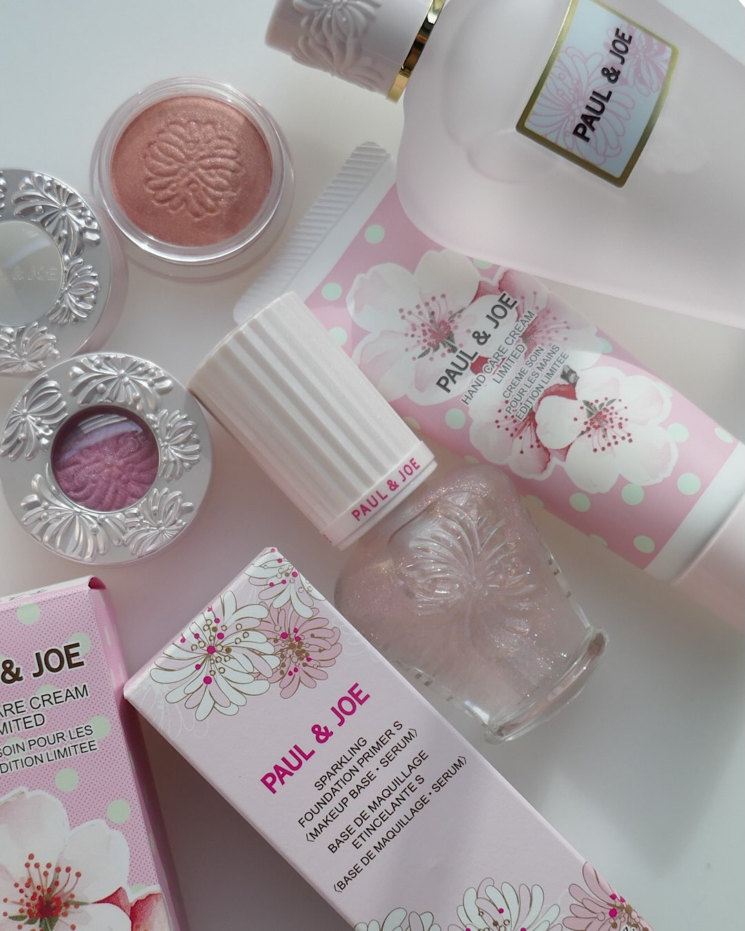 ポール ＆ ジョー ボーテの限定「2026 SAKURA COLLECTION」が解禁！
柔らかな光を感じて、サクラがぷくりと目を覚まし、甘く春色で染めていく――そんな情景を思わせる優しく、眩しく、麗しい限定アイテムが揃います。
 
◆「スパークリング プライマー S」1色 15ml ￥2,200
桜の花びらを閉じ込めたような美容液プライマー。みずみずしい潤いと透明感のある、ピュアな美肌に仕上げます。パール入りで表情が動くたびにちらちらと輝き、ツヤやかさをプラス。
まだまだ乾燥が気になるこの季節にぴったりの保湿成分も配合しています。
春の訪れを告げるやわらかなサクラの香り付き。
 
◆「シマリング アイカラー」2色 ￥2,970
人気の単色アイカラーに、春色のまなざしを演出する桜カラーが登場。透明感のあるシマリングベース×パールにより、繊細なツヤめきをもたらします。
限定色は、水面にたゆたう桜の花びらでできた花筏の儚さをイメージした“001 フローラル ラフト”と、満開の桜が春風になびき幻想的に重ねり合うような“002 ブリーズ プランタニエール”の2色。
より色を楽しみたいときは重ね付けがおすすめです。
 
◆「ハンドケアクリーム リミテッド」1種 40g ￥1,980
心地よい潤いと香りで指先まで包み込むハンドクリーム。甘美な桜の香りが幸福感を演出しながら、なめらかな手肌に導きます。
限定のパッケージデザインも季節感たっぷり！
 
◆「リフレッシング ミスト」1種 80ml ￥3,850
ミストタイプの全身用化粧水にも、儚くも美しい桜をイメージした限定の香りが。みずみずしい潤いと心地よい香りを堪能できます。ドレスアップの仕上げやリフレッシュに。
 
※2026年2月1日（日）限定発売
 
oﾟo｡oﾟo｡oﾟo｡oﾟo｡oﾟoﾟo｡oﾟo
『美的』公式インスタグラム @bitekicom では新作コスメの速報情報＆全色スウォッチをどんどん公開中！
タメになる美容情報は美的.comをぜひご覧ください！
oﾟo｡oﾟo｡oﾟo｡oﾟo｡oﾟoﾟo｡oﾟo
 
#ポールアンドジョー#ポールアンドジョーボーテ#PaulandJoe#春#SPRING#桜#SAKURA#CherryBlossom#ハンドクリーム#プレゼント#ギフト#アイシャドウ#単色アイシャドウ#化粧下地#ピンク#PINK#ピンクメイク#コスメ#コスメ速報#スウォッチ
