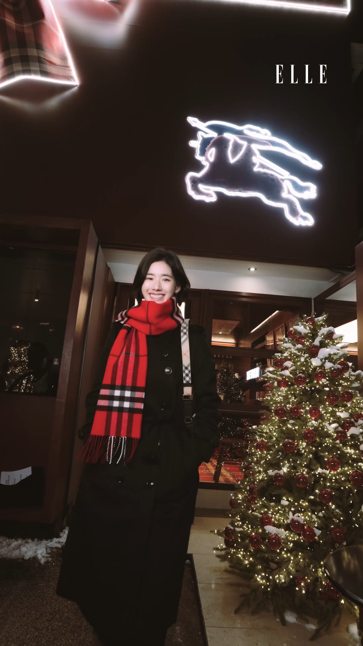 #제작비지원 체크 패턴이 상징적인 크리스마스 무드 가득한 이곳은? 버버리가 연말 홀리데이 시즌을 기념한 ‘페스티브 나이트 바(Festive Knight Bar)’를 열었습니다. 한남동 릭십과 함께 마련한 이 공간에서는 외관을 감싸는 레드 리본과 공간 곳곳에 버버리 로고와 체크 패턴이 만나 특유의 따뜻한 연말 무드를 완성했죠. 오프닝에는 정은채, 김나영, 노상현, 박성훈, 설윤, 신예은, 차정원, 신현지가 참석해 홀리데이의 특별한 순간을 더했는데요. 12월 14일까지 버버리 로고가 장식된 따뜻한 음료와 커스텀 칵테일 등 버버리 감성을 담은 메뉴들이 마련되어 있으니 버버리가 물들인 홀리데이의 포근한 설렘을 직접 만나보세요. @burberry 

주소 : 서울시 용산구 한남동 682-14, 릭십 
기간 : 12월 5일 ~ 14일

Editor 조윤서(미디어랩) 
Film 딤스튜디오 

#버버리 #burberry #신예은 #박성훈 #정은채 #설윤 #엔멕스 #노상현 #김나영 #차정원 #신현지