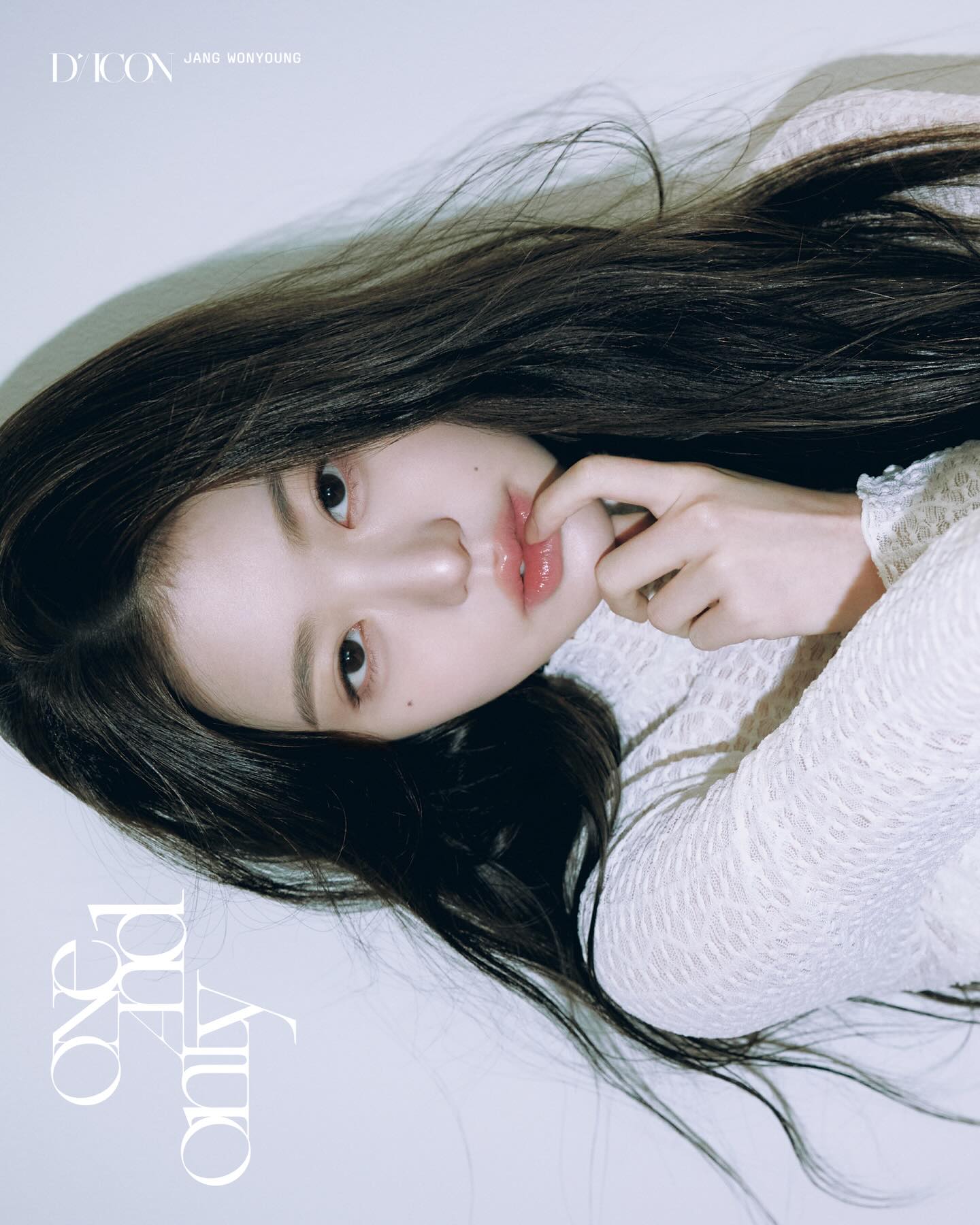 ⠀
조명 없이도 존재감은 충분했습니다. 앉아 있는 것만으로도 시선을 사로잡았습니다. 어떤 장식도 필요하지 않았습니다. 이 순간은 아름다움의 또 다른 이름이 되었습니다. 말간 표정을 바라보고 있으면, 보는 이의 표정까지 함께 환해졌습니다. ‘one and only’. 아무것도 더하지 않은 자연스러움이 곧 완성 그 자체였습니다. 

#one_and_only

디아이콘 vol31, 장원영

Photographer 방규형
Editor 구민지
Visual director 고동휘
Stylist 김예진
Hair 조다미
Makeup 강다인
Set 황서인

🗓️2025.12.15(14:00) - 2025.12.25(23:59)(KST)

#장원영 #JANGWONYOUNG @for_everyoung10 @ivestarship
#DICON #DISPATCH