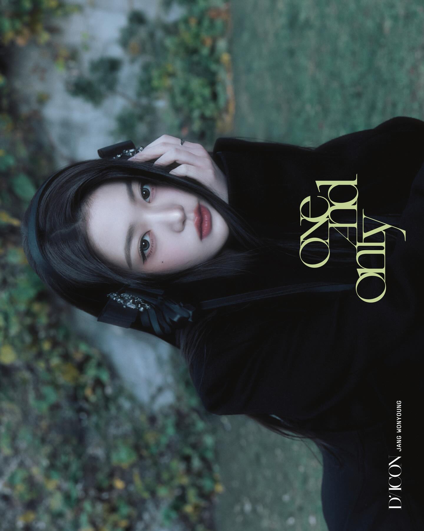 ⠀
해질녘 정원에는 서늘한 기운이 흘렀고, 고요함을 깨고 검은 토끼가 뛰어들었습니다. 그 사이에 장원영이 자리했습니다. 치명적인 눈빛으로 분위기를 고조시켰죠. 여기서도 그녀의 천재 아이돌 모멘트가 빛났습니다. 작은 동작 하나도 허투루 하지 않는 모습이 감탄을 자아냈습니다. ‘디아이콘’이 장원영의 하루를 섬세한 시선으로 담았습니다. 

#one_and_only

디아이콘 vol31, 장원영

Photographer 방규형
Editor 구민지
Visual director 고동휘
Stylist 김예진
Hair 조다미
Makeup 강다인
Set 황서인

🗓️2025.12.15(14:00) - 2025.12.25(23:59)(KST)

#장원영 #JANGWONYOUNG @for_everyoung10 @ivestarship
#DICON #DISPATCH