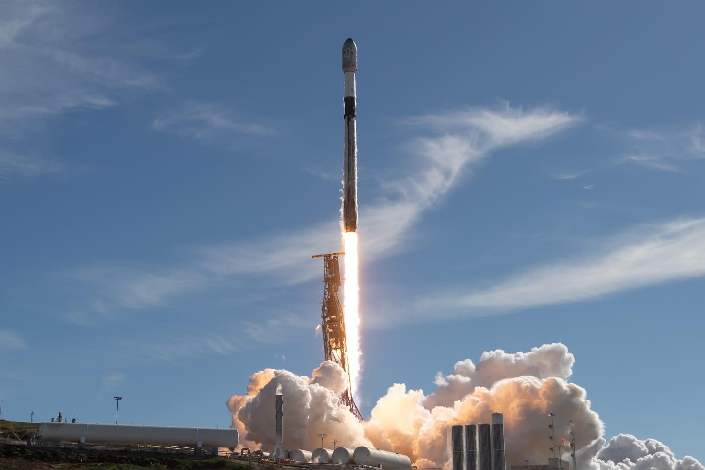 Falcon 9 launches 28 Starlink satellites from California