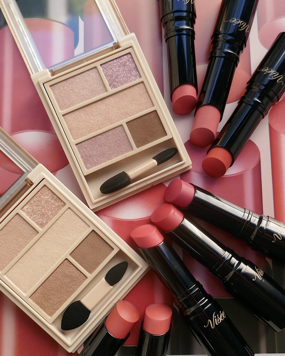 ヴィセの2026年春のメイクアップアイテム情報が解禁されました！
今回は“Sensual sleek allure”をテーマに、粘膜のような色とツヤでより魅惑的に、美しく、可愛らしく、それぞれの色気を最大限に引き出します。
 
【商品情報をcheck】
◆「ヴィセ ネンマクフェイク ルージュ II」8色 ￥1,650
粘膜のような色と質感を再現し、むっちりとした唇に仕上げる人気リップがパワーアップ。
唇に塗ると、ツヤ膜でコーティングし、仕上がりをキープする“ジェルコート層”と、全体を強靭かつしなやかなゲル膜にして唇に定着させる新たな“カラー層”の2つに分離。より色移りしにくく、色持ちの良さを実現しました。
気になるカラーは粘膜カラーを再現した、肌なじみのよい8色。じんわりとした血色感と適度なツヤ感で肌の色問わず使いやすいのもポイントです。
☑PK850 うさぎのフィアンセ：あたたかみのあるコーラルピンク。
☑PK851 もっとわがままな肉球：大人のモーヴピンク。
☑PK852 人魚の願い：透き通るような青みピンク。
☑RD450 ダリアの誘惑：情熱のコーラルレッド。
☑BR350 林檎のワンモアキス：熟れた果実のようなブラウンレッド。
☑BE351 完熟桃のはにかみ：やわらかな黄みベージュ。
☑BE352 桜のハミング：軽やかなベージュピンク。
☑RO650 チェリーのプライド：澄み切ったチェリーレッド。
 
◆「ヴィセ ダブル ムード アイズ」限定2種 ￥1,540
1つのパレットで2つの異なる印象をかなえる、4質感・5色セットのアイシャドウパレット。柔らかく上品な目元に仕上げる限定カラーが登場します。
☑BE-7 ベージュムード
柔らかく引き込まれるベージュパレット。
☑PU-8 モーヴムード
品のある大人なモーブパレット。
 
※2026年2月16日発売（一部限定）
※すべて税込・編集部調べ

oﾟo｡oﾟo｡oﾟo｡oﾟo｡oﾟoﾟo｡oﾟo
『美的』公式インスタグラム @bitekicom では新作コスメの速報情報＆全色スウォッチをどんどん公開中！
タメになる美容情報は美的.comをぜひご覧ください！
oﾟo｡oﾟo｡oﾟo｡oﾟo｡oﾟoﾟo｡oﾟo 
 
#ヴィセ#Visse#kose#コーセー#メイク#メイクアップ#プチプラコスメ#プチプラ#プチプラメイク#アイシャドウ#アイシャドウパレット#リップスティック#プチプラリップ#粘膜リップ#粘膜カラー#限定色