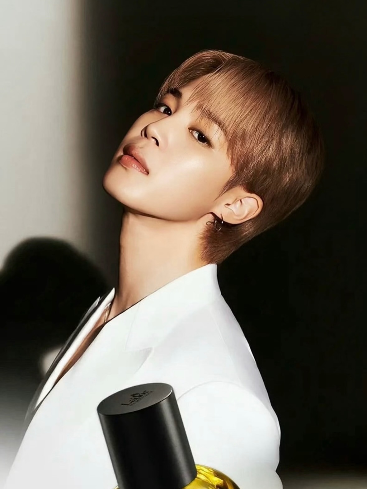 Jimin除了精品之外，又多了一個新代言！LADOR才預告新的代言人，今天正式公開隱藏在神秘面紗下的主角就是Jimin，此消息宣布後LADOR在全球的搜尋量立即飆升，已經開始期待看到更多Jimin了~

追蹤 @elletaiwan @ellebeauty.tw 看更多美妝新消息

#jimin #lador #박지민 #ELLE美妝圈 #btsjimin