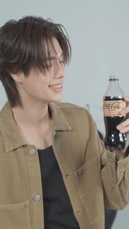 ชอบลุคไหนกับบ้างครับ? 

ที่แต่งตัวได้ละมุนขนาดนี้ เพราะมี “โค้ก ซีโร่ วานิลลา”อร่อยหอมละมุนวานิลลาเกินต้าน ช่วยให้เราสนุกกับการแต่งตัวได้ทุกวันเลยครับ 

#โค้กวานิลลา #ละมุนเกินต้าน #COKETH