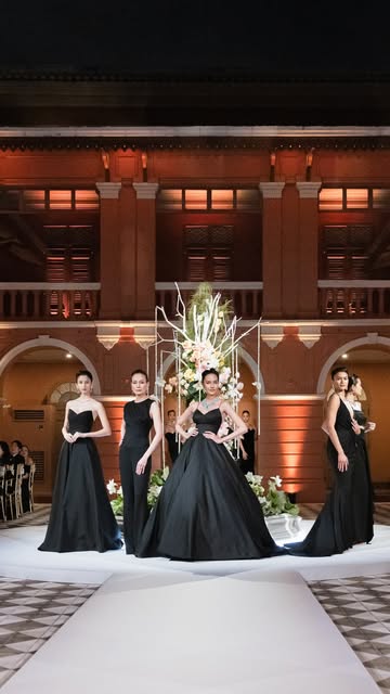 ยลโฉมวิดีโอประมวลภาพความตราตรึงใจของค่ำคืนแห่งปี จากงานกาลาดินเนอร์ เฉลิมฉลองคอลเลคชั่นเครื่องประดับชั้นสูง “Treasure of Dreams” แห่งแบรนด์ SIRIVANNAVARI ที่รังสรรค์ร่วมกับ Beauty Gems ผลงานทรงคุณค่า 88 ชิ้น เผยความล้ำเลอค่าต่อแขกผู้มีเกียรติชั้นนำของประเทศ และจากต่างประเทศ ณ บริเวณสวนกลางแจ้ง ภายในพระราชวังสราญรมย์  อาคารประวัติศาสตร์อันสง่างามด้วยสถาปัตยกรรมในแบบโคโลเนียล ตั้งแต่รัชกาลที่ 4 โอบล้อมให้ชิ้นงานอัญมณีเจิดจรัสยิ่งขึ้น 

#WWDThailand 
#Sirivannavari
#SirivannavariXBeautyGems
#TreasureofDreams