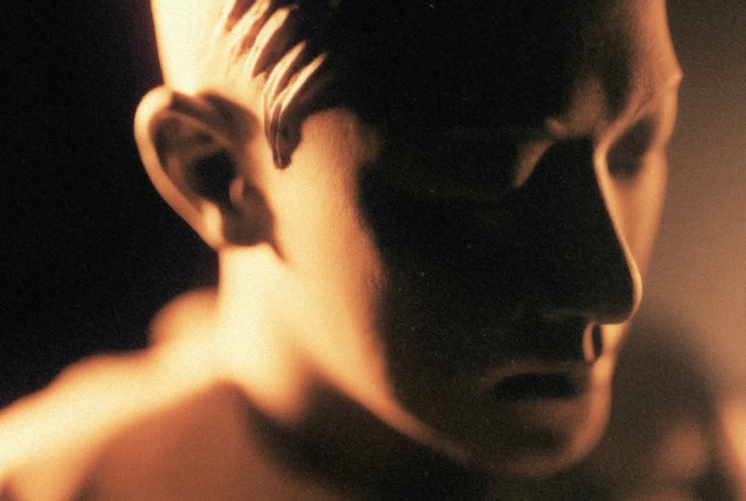 林峯 一剎與半生《砂之曼陀羅》

有人為自己花光半生青春，
最終只能換取一剎成果，
而無限婉惜及嗟嘆，
悲哀一世。

但也有人，
在獲取那一剎美麗之後，
將之化成記憶裡的光點及花火，
在餘生回味。

🎵 歌曲於各平台現已上架
🎬 Visualizer已於YouTube 上線 

@lam_fung_official #砂之曼陀羅