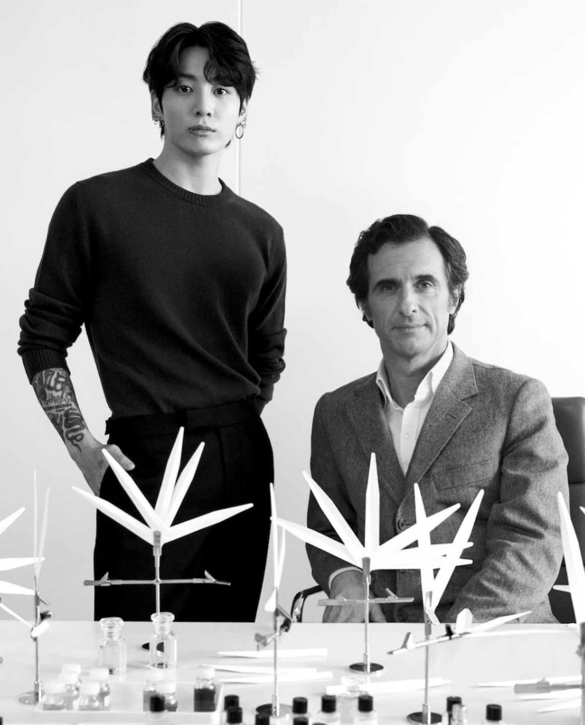 昨日香奈兒宣布BTS田柾國成為品牌全新香水與美妝全球品牌大使後，又釋出了柾國與香奈兒專屬調香師奧利維耶．波巨（Olivier Polge）的合影，也讓人好奇兩人見面後，對於香氛有什麼樣的談話與交流，一起期待更多的訪談內容揭曉。

追蹤 @elletaiwan @ellebeauty.tw 看更多香氛訊息

#田柾國 #jungkook #chanel #chanelbeauty #ELLE美妝圈