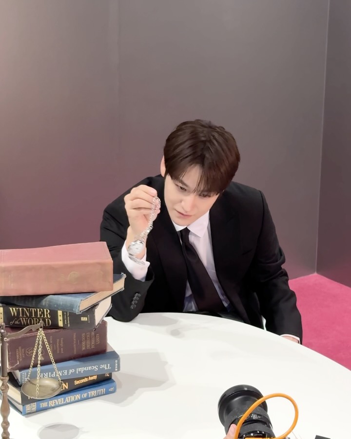 | #김범

𝐊𝐈𝐌 𝐁𝐔𝐌 𝟐𝟎𝟐𝟔 𝐒𝐄𝐀𝐒𝐎𝐍’𝐒 𝐆𝐑𝐄𝐄𝐓𝐈𝐍𝐆𝐒
𝐃𝐄𝐁𝐔𝐓 𝟐𝟎𝐭𝐡 𝐀𝐍𝐍𝐈𝐕𝐄𝐑𝐒𝐀𝐑𝐘
𝐭𝐡𝐗𝐗
예약 판매 마감 D-1

🗓️ 예약 판매 일정
~ 2025.12.03(WED) 11:59AM (KST)

📍 판매처
스타쉽 스퀘어 
사운드 웨이브 
샤오망
알라딘
애플뮤직
예스24
케이타운포유

✓ 각 판매처 별 이벤트가 상이하오니
자세한 내용은 판매처 사이트에서 확인해 주세요.
✓ 이외 주요 온라인 사이트에서도 판매되며, 
각 판매처 상황에 따라 내용은 변동될 수 있습니다.

#김범 #KimBum #KimBeom
#2026시즌그리팅 #2026_SEASONS_GREETINGS
#thXX