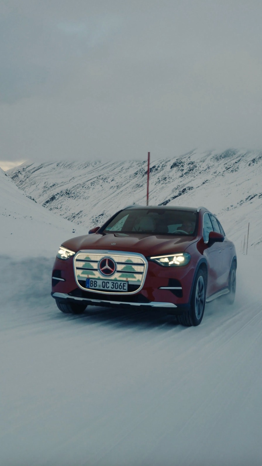 Driving to the festive season like…

#MercedesBenz #GLC

All actions depicted in this video are performed by professional drivers on closed roads. Do not attempt to replicate these maneuvers.

Please note that the radiator grille shown here is a custom-made component and not a part of the standard/series equipment of this vehicle.

It cannot be retrofitted or equipped on standard production models. The modifications shown are unique and for display purposes only.