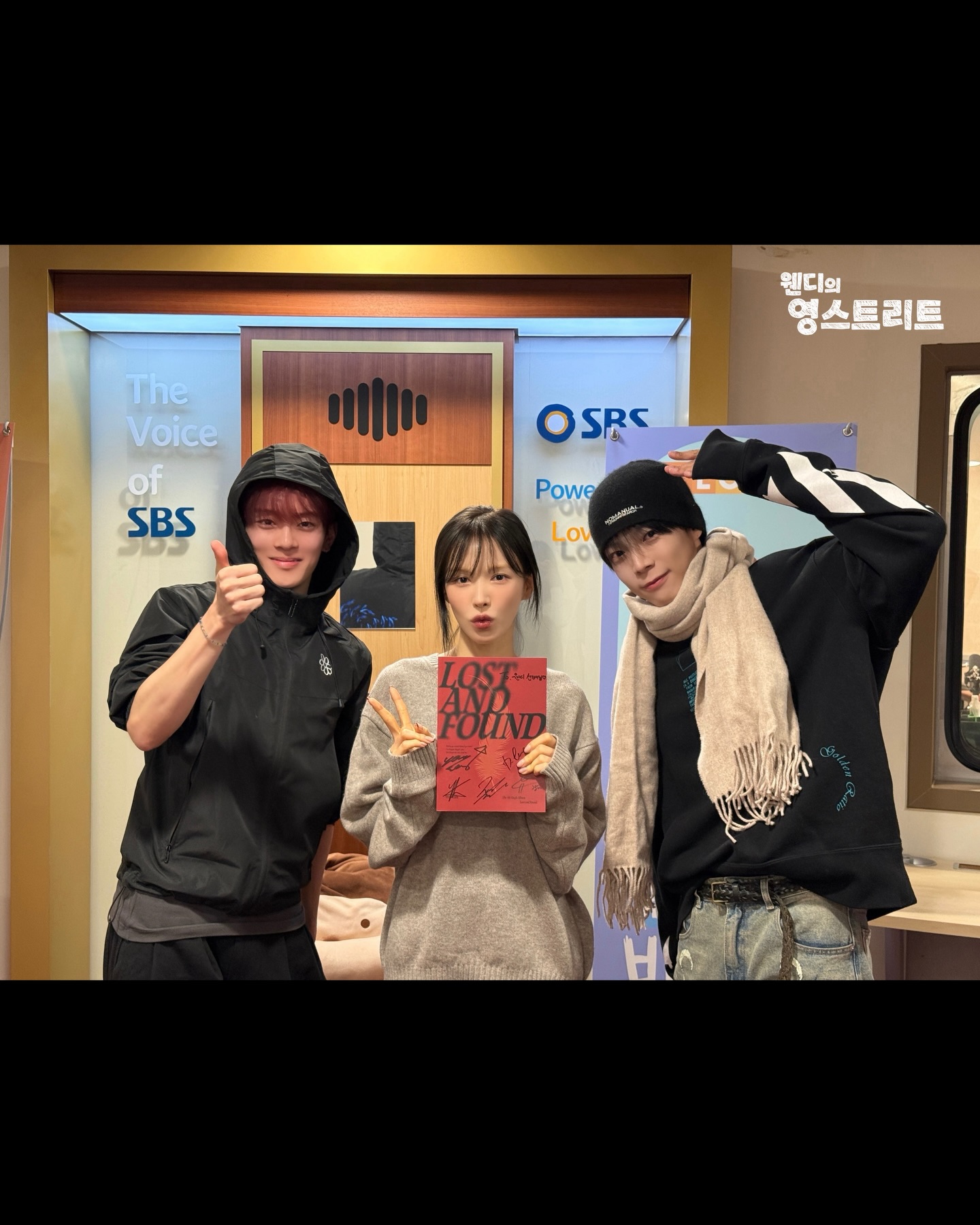 ⠀
#선곡_플리s
네 번째 싱글 [Lost and Found]로 돌아온 #베리베리 의
동헌, 강민 씨와 함께했습니다~🙌
완벽하게 컨셉을 소화한 이번 타이틀곡 <RED (Beggin’)> 
많듣사부구요~😉
완소들도 플리에 꼭 추가해서 들어보세요~!🎶

📸 뒤엔 동헌, 강민씨 셀카도 있습니다✨