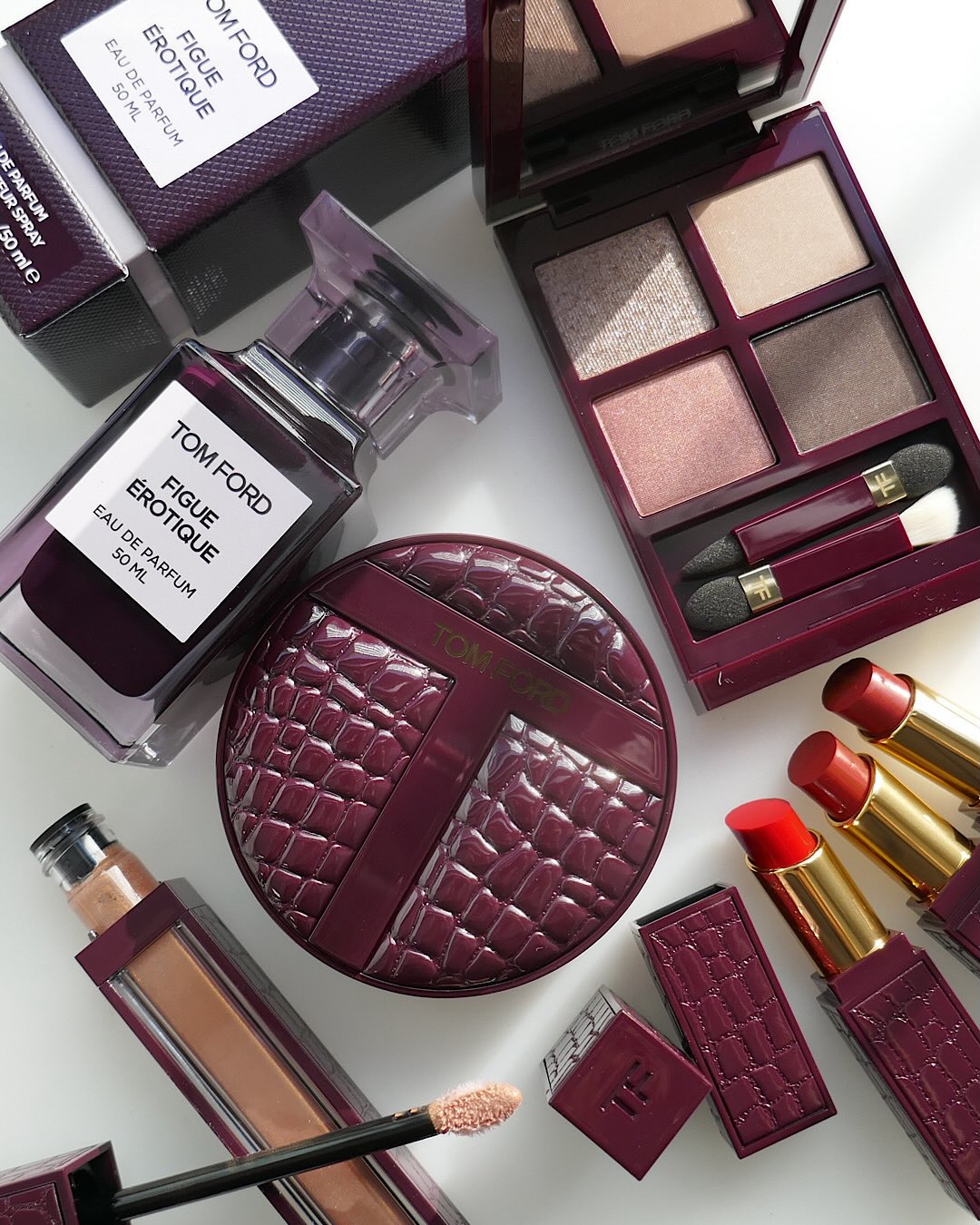 トム フォード ビューティのフレグランス「プライベート ブレンド コレクション」に新作「フィグ エロティック オード パルファム スプレィ」が登場します！
その名の通り、もぎたての青々としたフィグが完熟するまでの軌跡を表現したという今回の新作フレグランス。
フィグリーフ アコードとスミレリーフ アブソリュート、ハーバルなガルバナムが放つのは、エレクトリックなエネルギー。
さらに、ヴェール ド ベルガモット™とマンダリン エッセンスのみずみずしく躍動的な煌めきが生命の光を注ぎ込みます。そこにひと振りのベイローズ（ピンクペッパー）がフィグの豊潤さを一層引き立て、抑えきれないほどの誘惑を。
生々しく官能的でありながら、どこか高貴で花のように柔らかくスパイシーな香りを堪能して。
 
【商品情報】
2026年1月9日（金）発売
フィグ エロティック オード パルファム スプレィ 50ml ￥54,450、30ml ￥36,300
 
そして、そんな新作フレグランスから着想を得た限定カラーコレクションが一足早い2026年1月2日より数量限定で発売！
 
◆「アイ カラー クォード」限定1種 ￥13,640
4色セットのアイシャドウパレットより、“夜の艶めき”をイメージした人気色“20 ディスコ ダスト”が官能的なバーガンディの限定パッケージにドレスアップ。周囲を釘付けにするような印象的な目元に仕上げます。
 
◆「リップ カラー サテン マット」限定3色 ￥8,250
ふっくらと肉感のある仕上がりで官能的な口元を演出するリップスティックは、クロコダイル調×バーガンディ カラーの限定パッケージに。
カラーは、温もりの中に情熱が宿る限定のレッド“16BG スカーレット ルージュ”をはじめ、オレンジレッド“50BG アドーア”、深みのある“52BG ネイキッド ローズ”の2色が揃います。
 
◆「ギルディッド グロス」限定1色 ￥8,250
唇の上で色が移ろい、官能的な艶をもたらす限定リップグロス。
唇に触れた瞬間、カプセル化されたピグメントがほどけ、ゴールドから、やわらかなローズピーチへと色が移ろい、ほのかにきらめくヴェールで、品よく艶めく口元に仕上げます。
 
◆「クッション コンパクト ケース」限定1種 ￥4,400（リフィルは別売り）
美肌はもちろん、顔の“造形美”まで整えるクッションファンデーションの限定ケース。
ファッションアクセサリーのような存在感を放つラグジュアリーなデザインは、毎日のメイクタイムをより楽しくしてくれること間違いなしです。
 
o｡oﾟo｡oﾟo｡oﾟo｡oﾟoﾟo｡oﾟo
『美的』公式インスタグラム @bitekicom では新作コスメの速報情報＆全色スウォッチをどんどん公開中！
タメになる美容情報は美的.comをぜひご覧ください！
oﾟo｡oﾟo｡oﾟo｡oﾟo｡oﾟoﾟo｡oﾟo
 
#トムフォードビューティ#TOMFORDBEAUTY#トムフォード#TOMFORD#メイク#フレグランス#Fragrance#メイクアップ#コスメ#コスメレポ#アイシャドウパレット#バーガンディ#リップスティック#リップグロス#コスメ速報