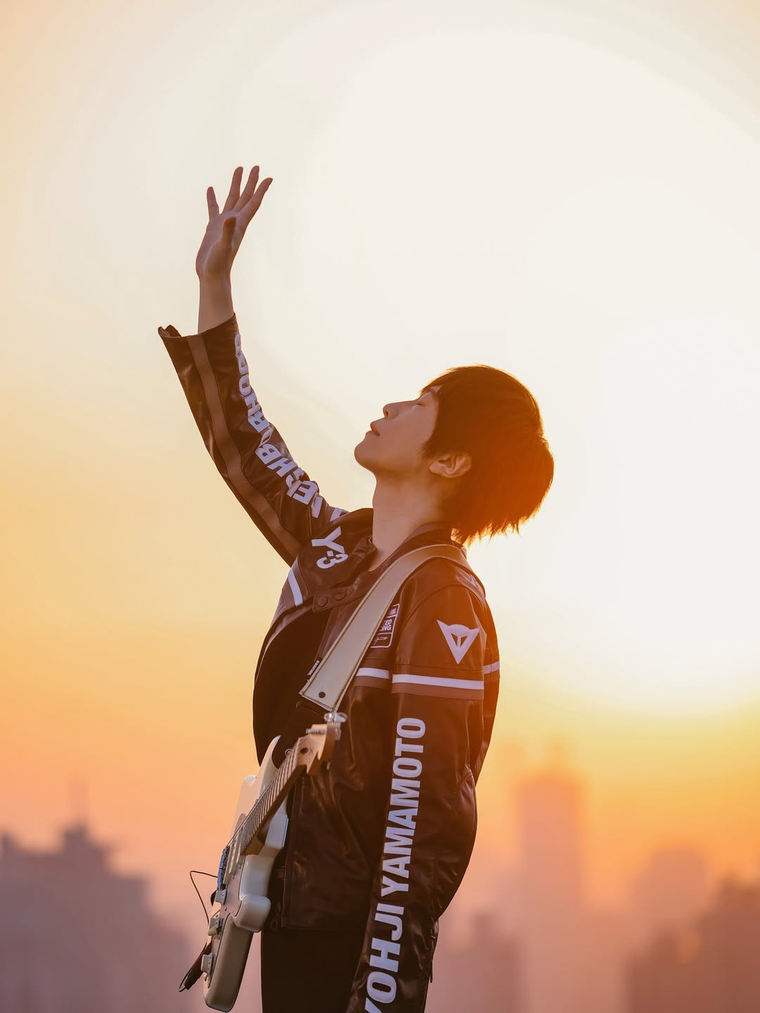 [ 我已走到兒時的遠方 ]

生日的尷尬  是從小就有的
只是  現在被放大了一萬倍

感動當然有的  而且很多很多
如果沒有了你們  我大概會在家吃泡麵吧

最近  做了一件瘋狂的事
我想你們都知道了

雖然跟一開始預想的不同
但人生本來就充滿了不完美

重點是  如何在不完美的土壤中
大膽的幻想  細心的澆灌
綻放出更加鮮豔的花

走到兒時的遠方
肩膀逐漸增加了夢想的重量

知道即使了盡全力
也不能期盼每個人都覺得滿意

我會繼續努力
也許未來的旅程
還有機會給大家一場
全員到齊的流星與煙花

生日快樂  給我
生日禮物  給你

想要給這世界  美好的事
想要讓每個世代  知道自己沒被遺忘

想要讓你知道  最好的你
值得最好的一切

每一份青春  每一場淋過的雨
每一次失戀  每一首愛過歌曲
陪伴你來到這裡

走到兒時的遠方
我想讓你知道  依然有人呵護你  寵愛你
守護你最初純真的盼望

Forever,  Forever 
阿信  2025. 12. 6